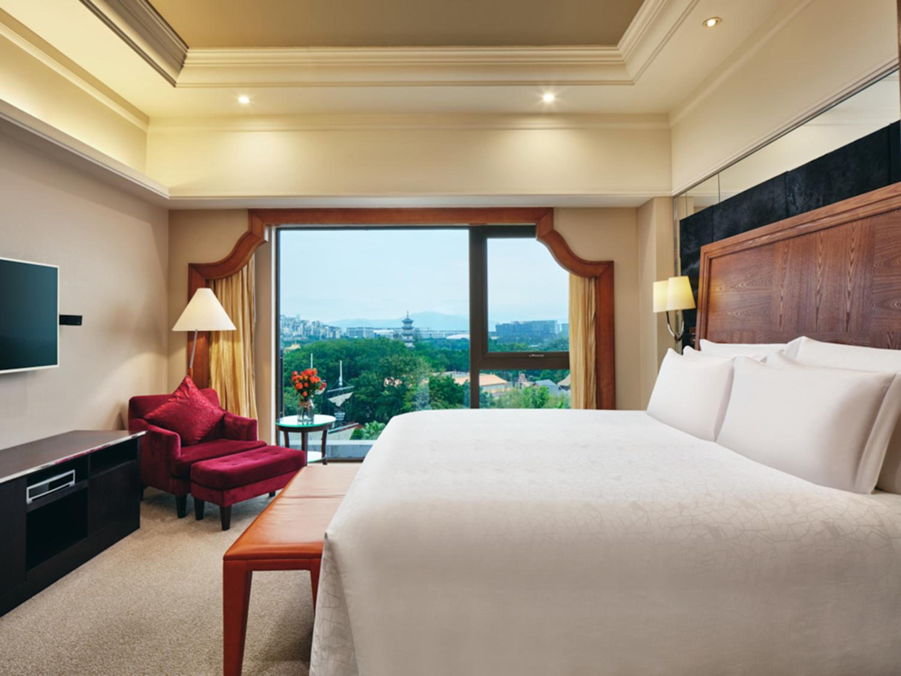 One-Bedroom Suite with Club Lounge Access - Photo 1