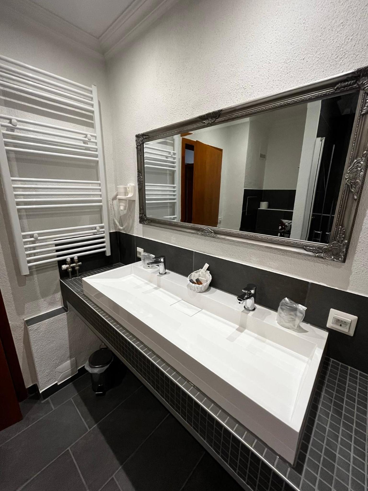 Deluxe Room - Photo 10