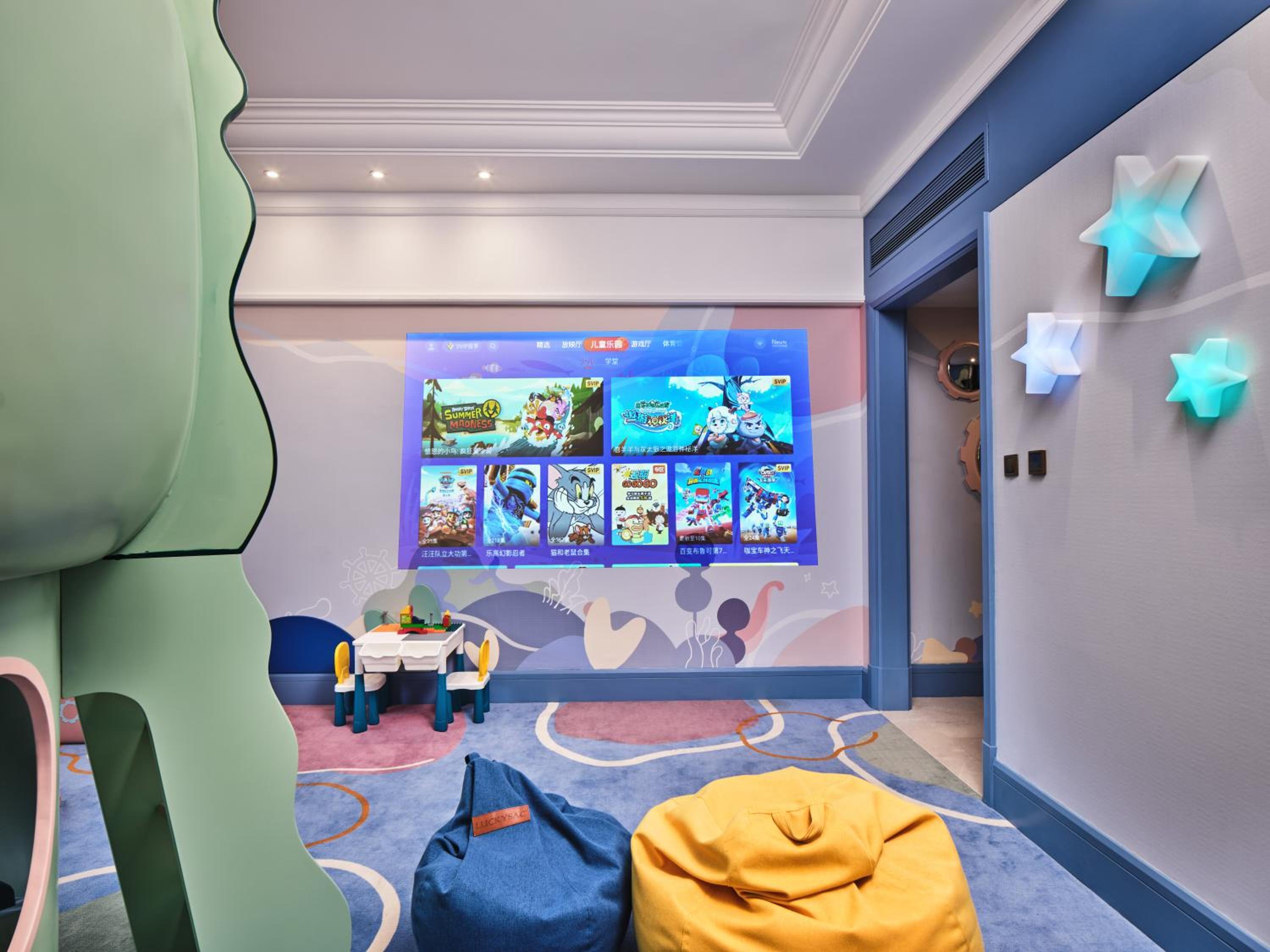 Family King Suite with Bunk Bed - Photo 2