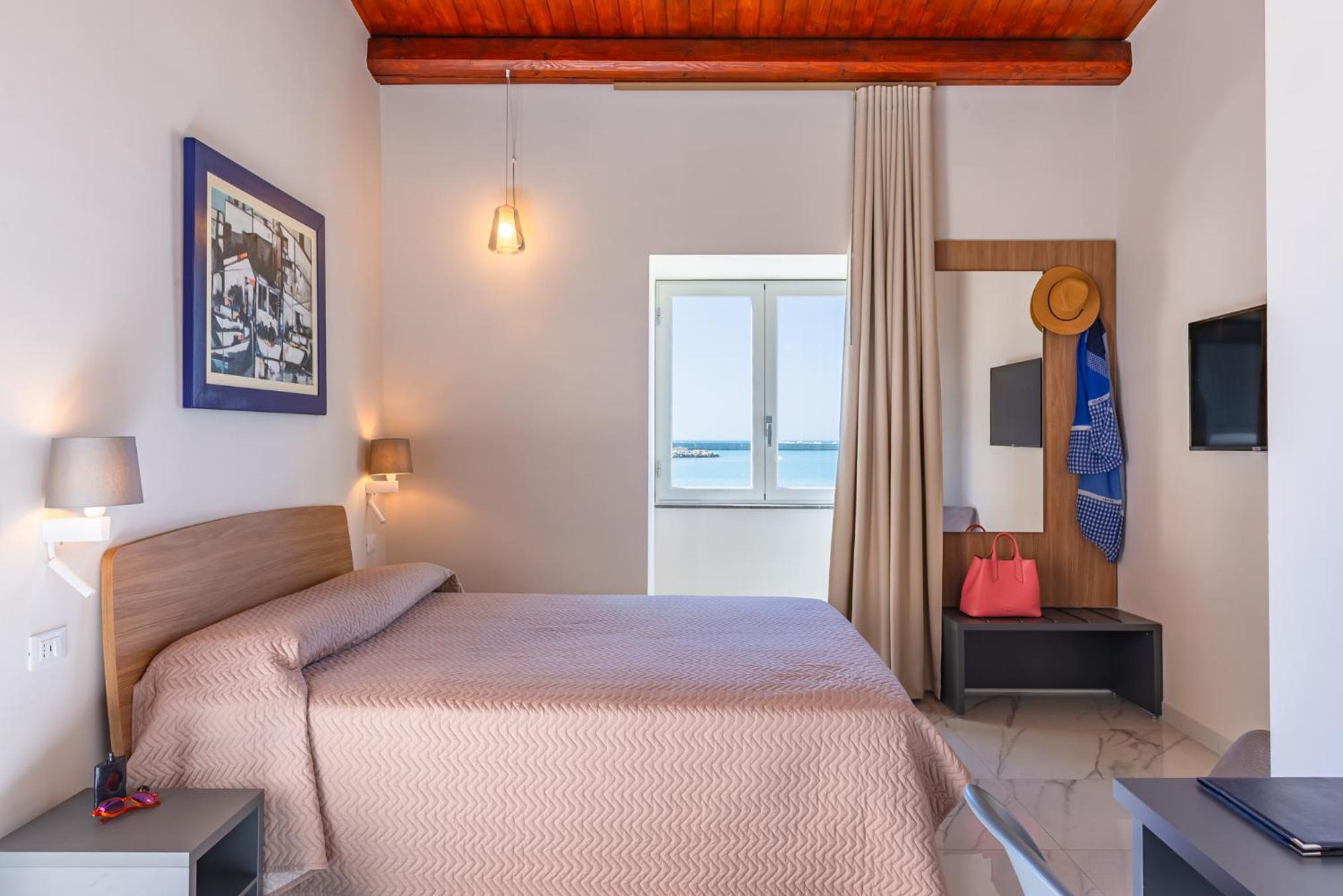 Deluxe Double Room with Sea View- Annex - Photo 2