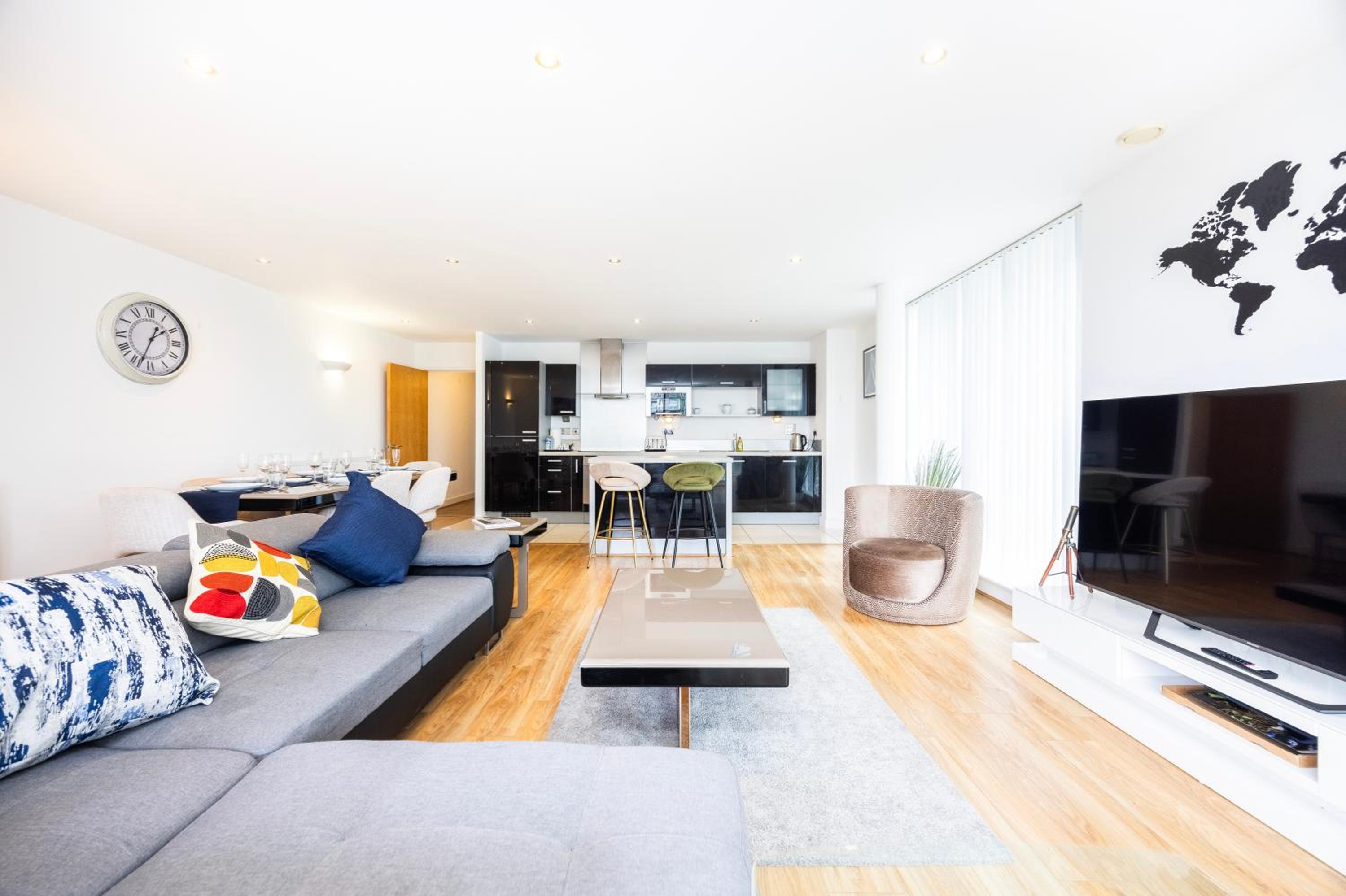 Three-Bedroom Premium Apartment with Balcony photo 1
