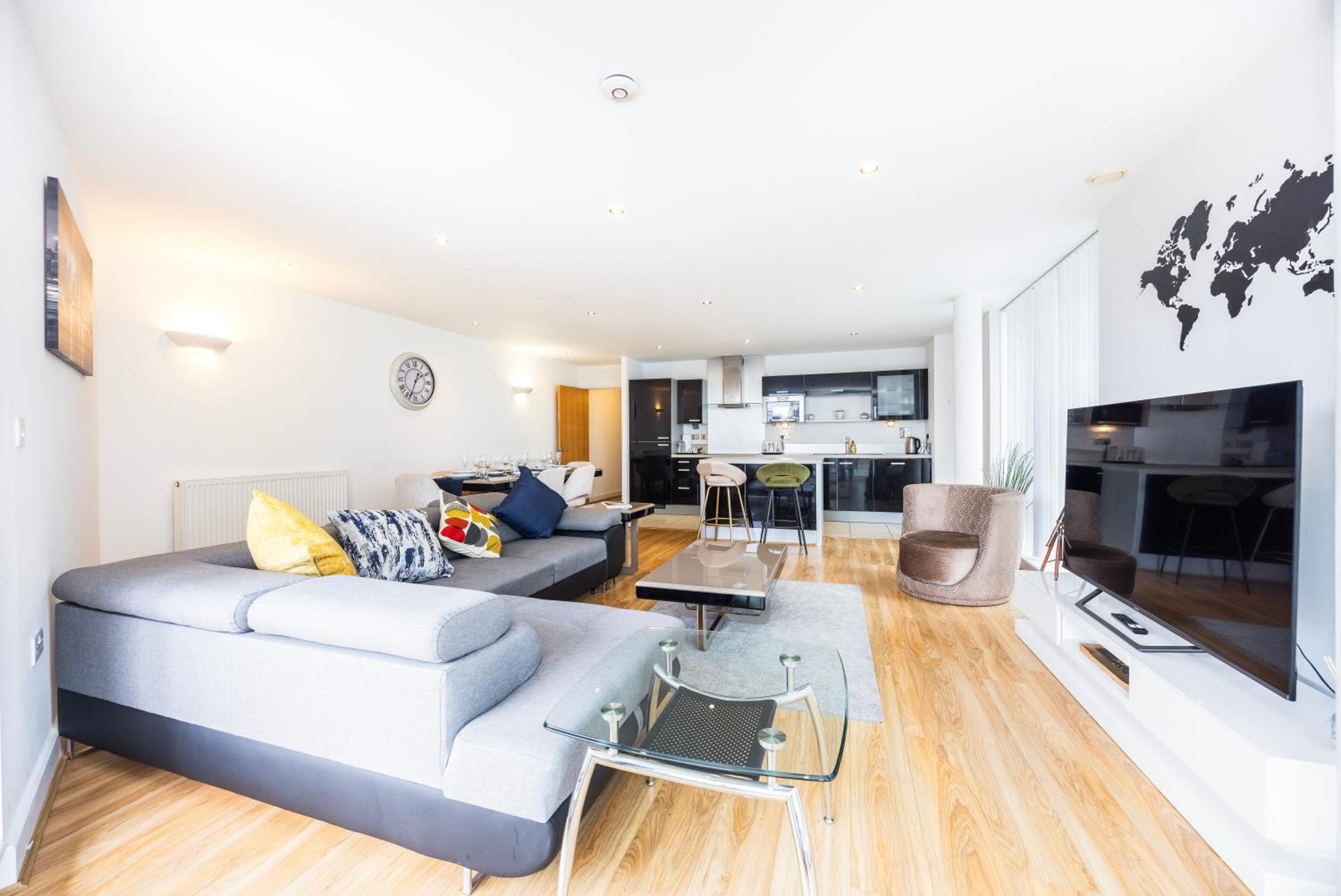 Three-Bedroom Premium Apartment with Balcony photo 2