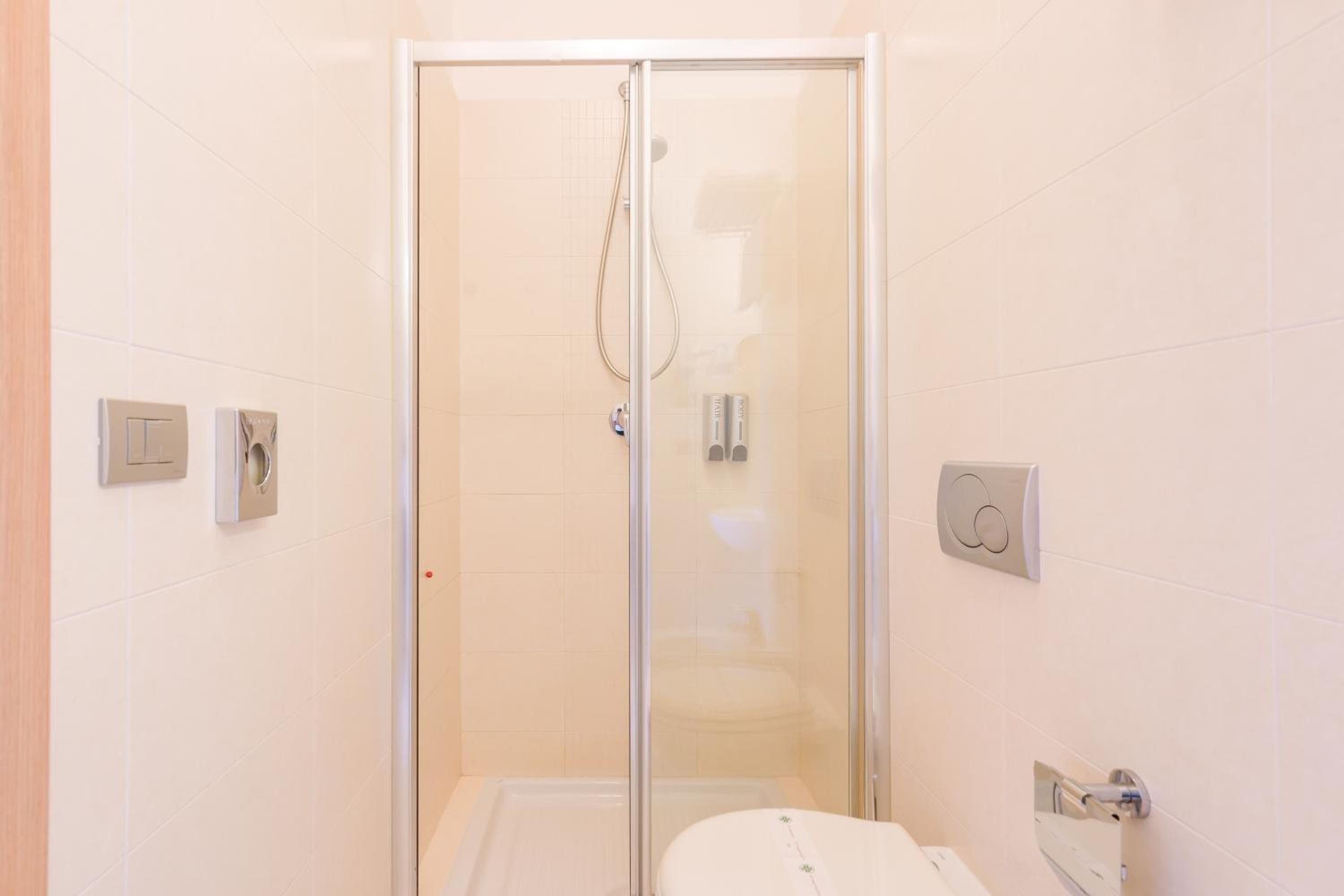 Deluxe Double or Twin Room - Photo 7