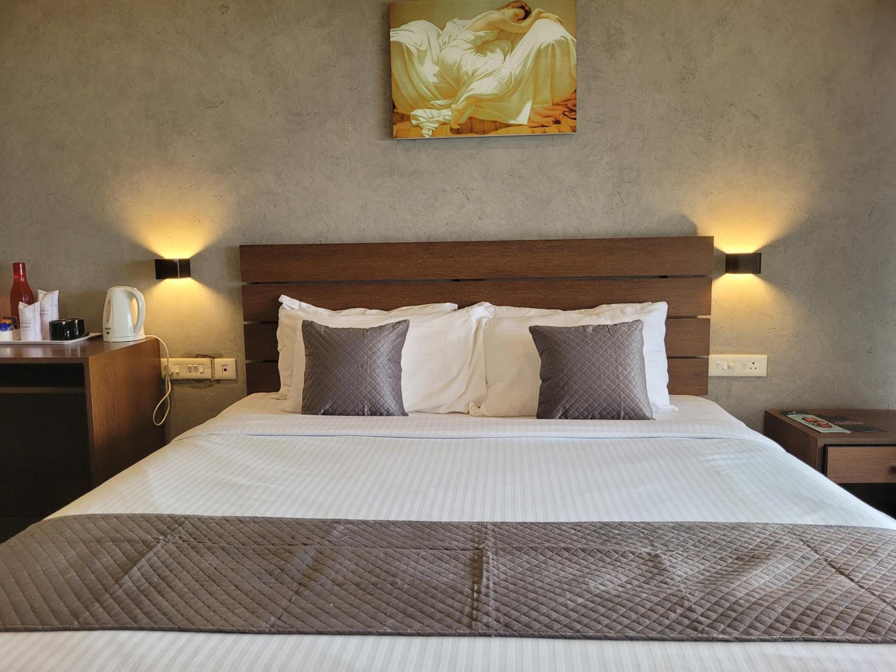 Deluxe Valley facing Room with Balcony 