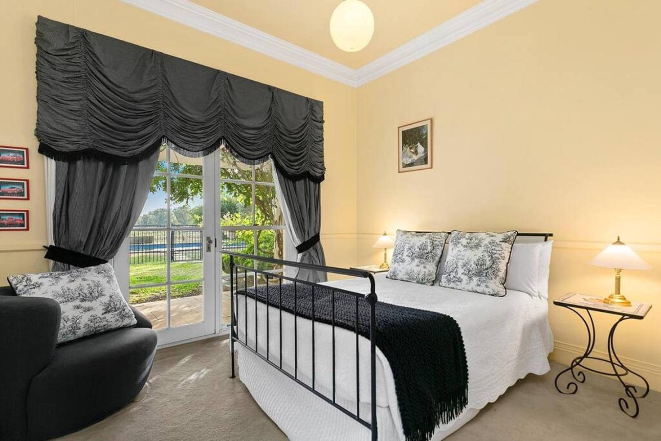 Six-Bedroom House photo 2