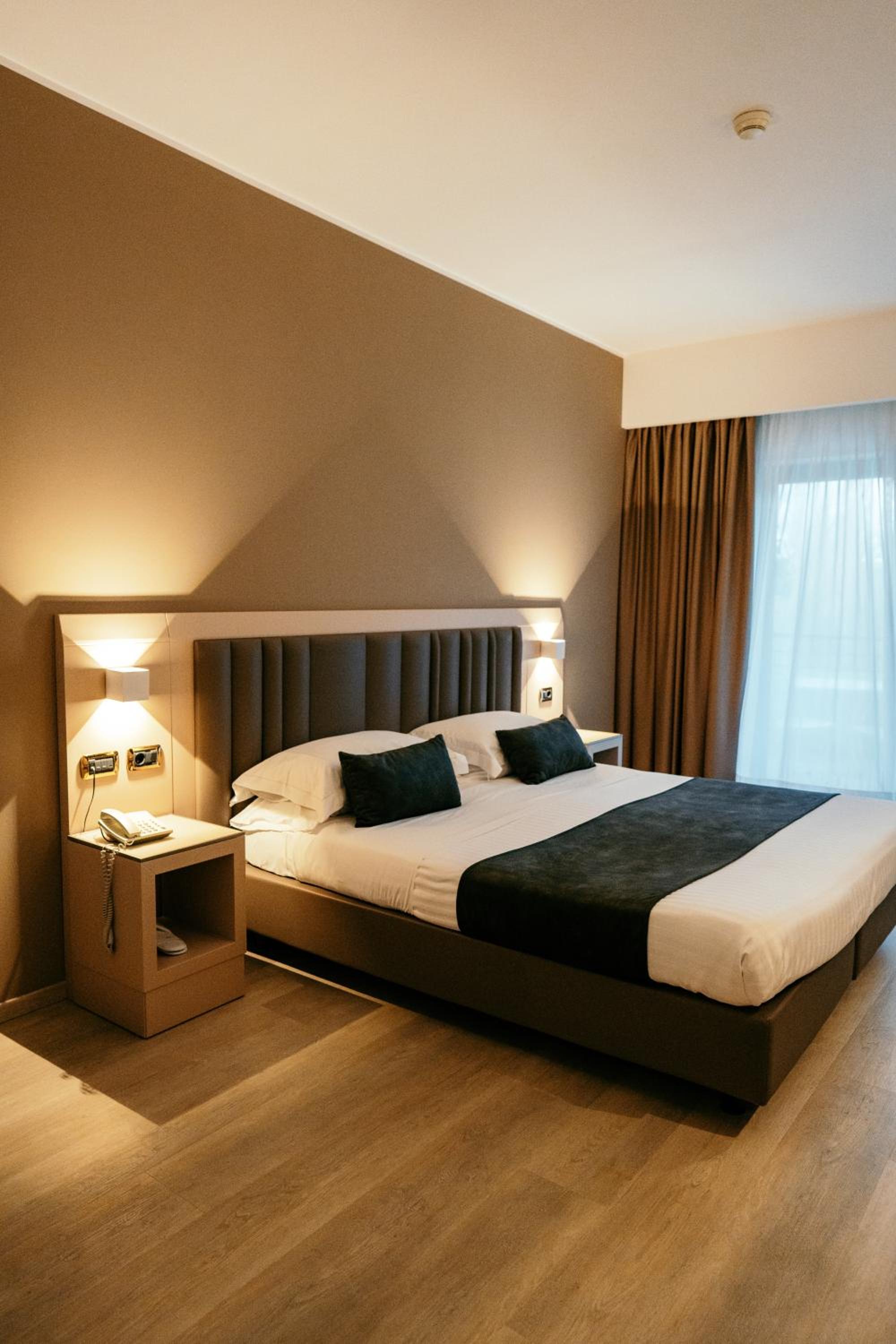 Superior Double Room with Balcony - Photo 7