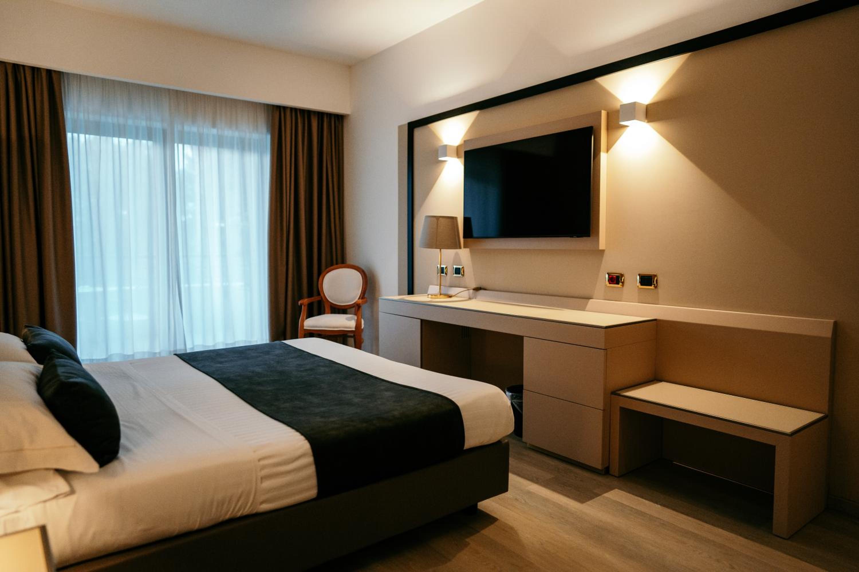 Superior Double Room with Balcony - Photo 1