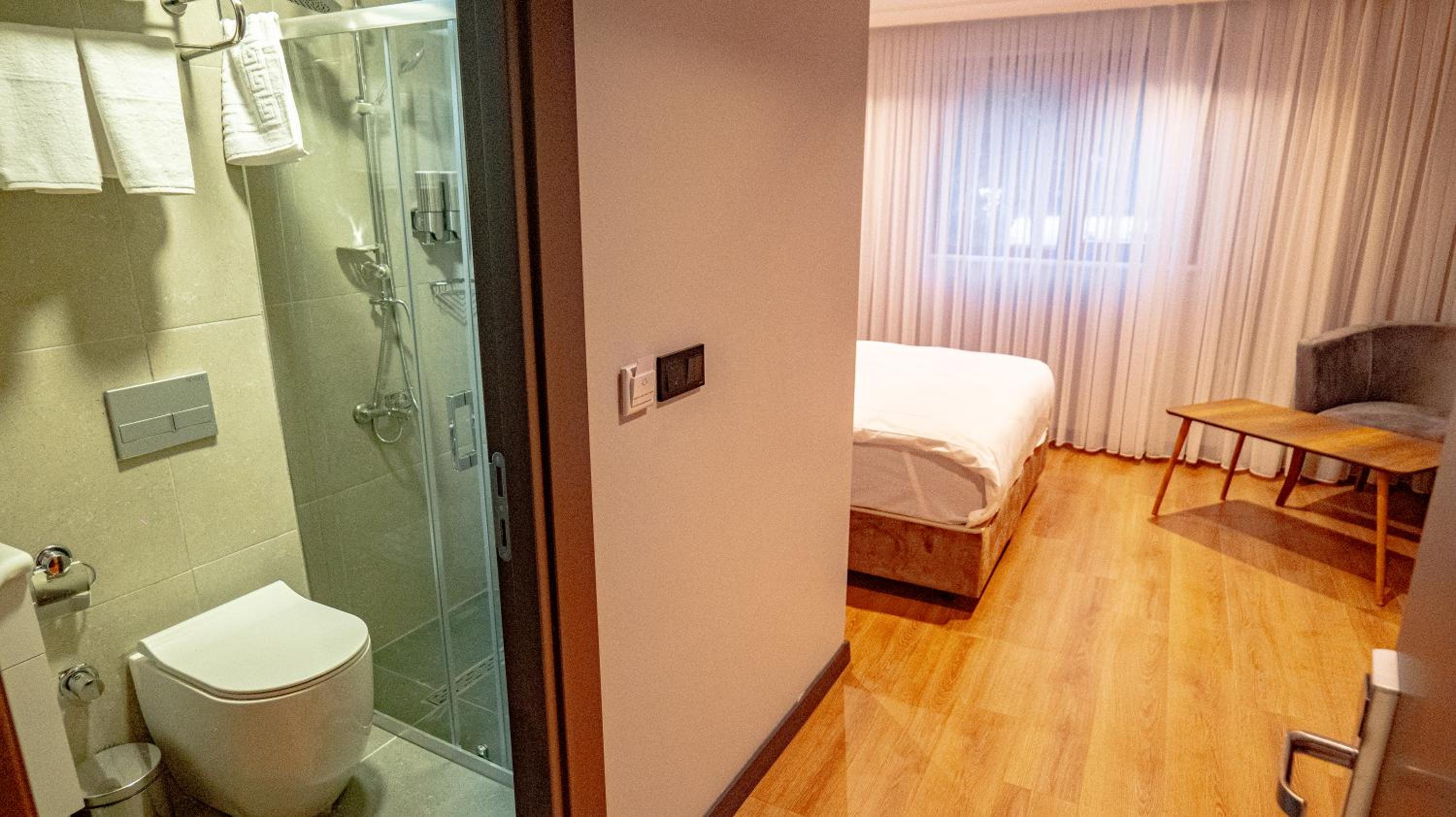Standard King Room photo 2