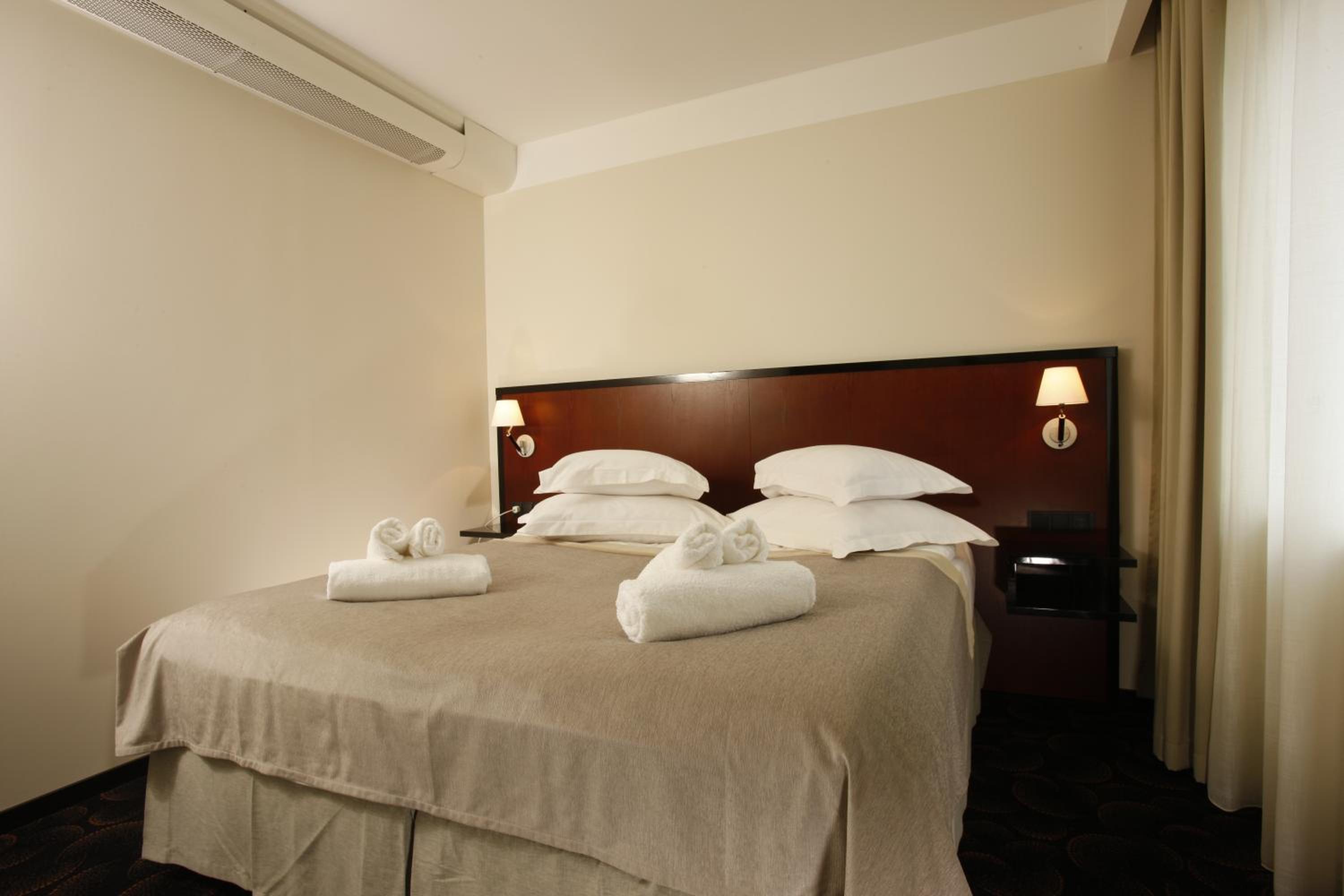 Double Room with Spa Access - Photo 5