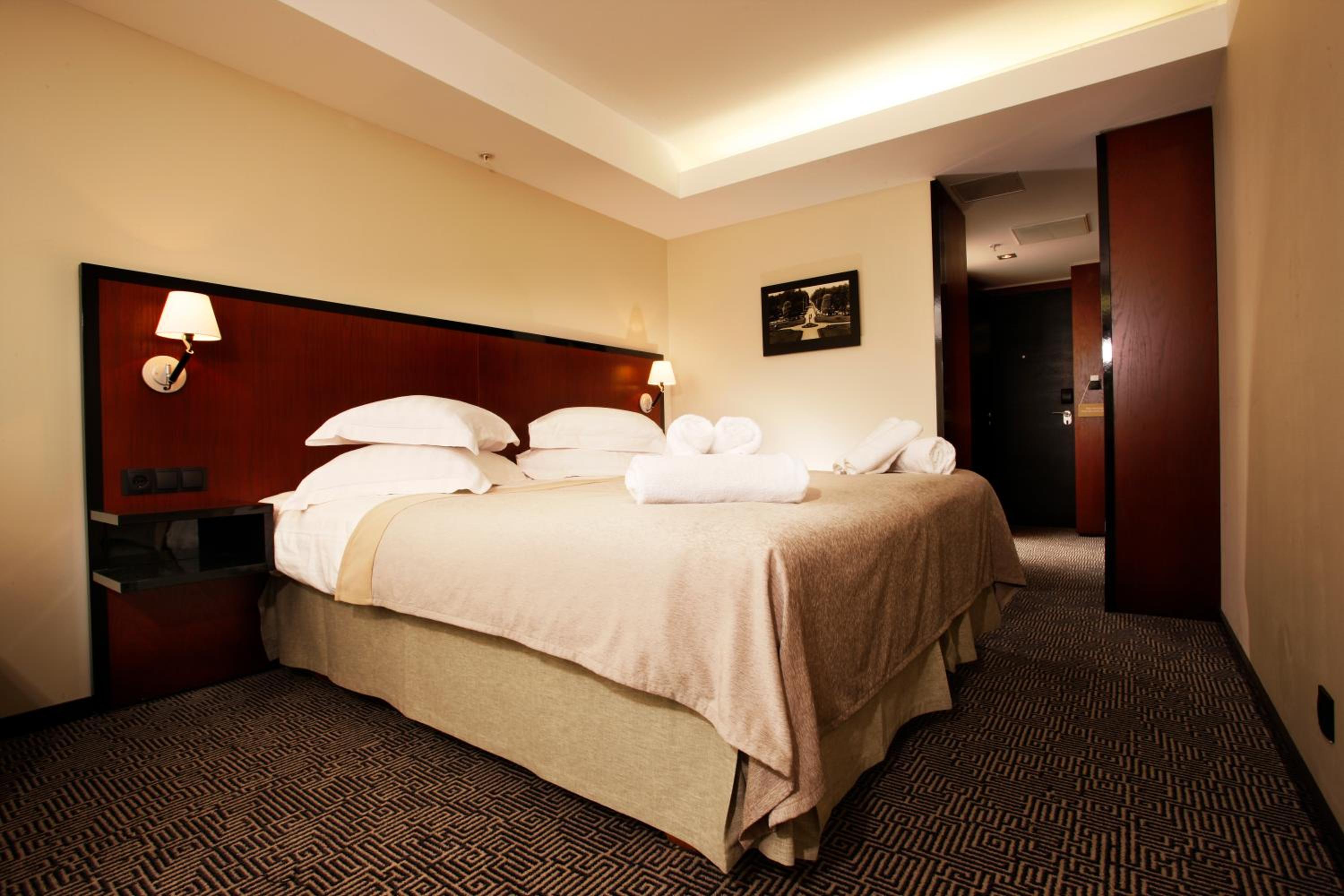 Deluxe Double Room with Spa Access - Photo 2