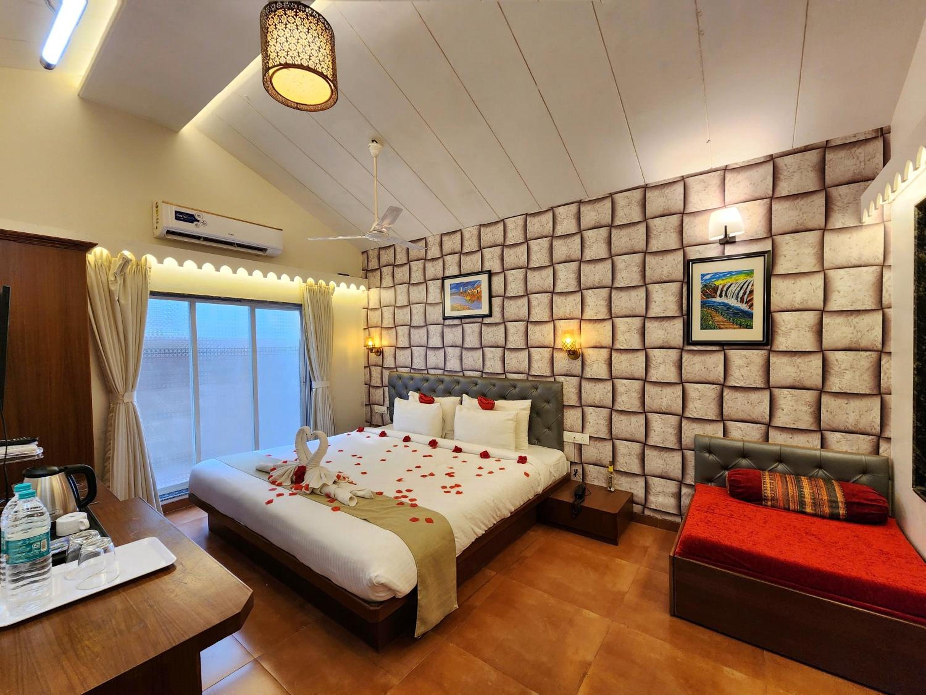 Honeymoon Suite with Private Pool and open Sky roof