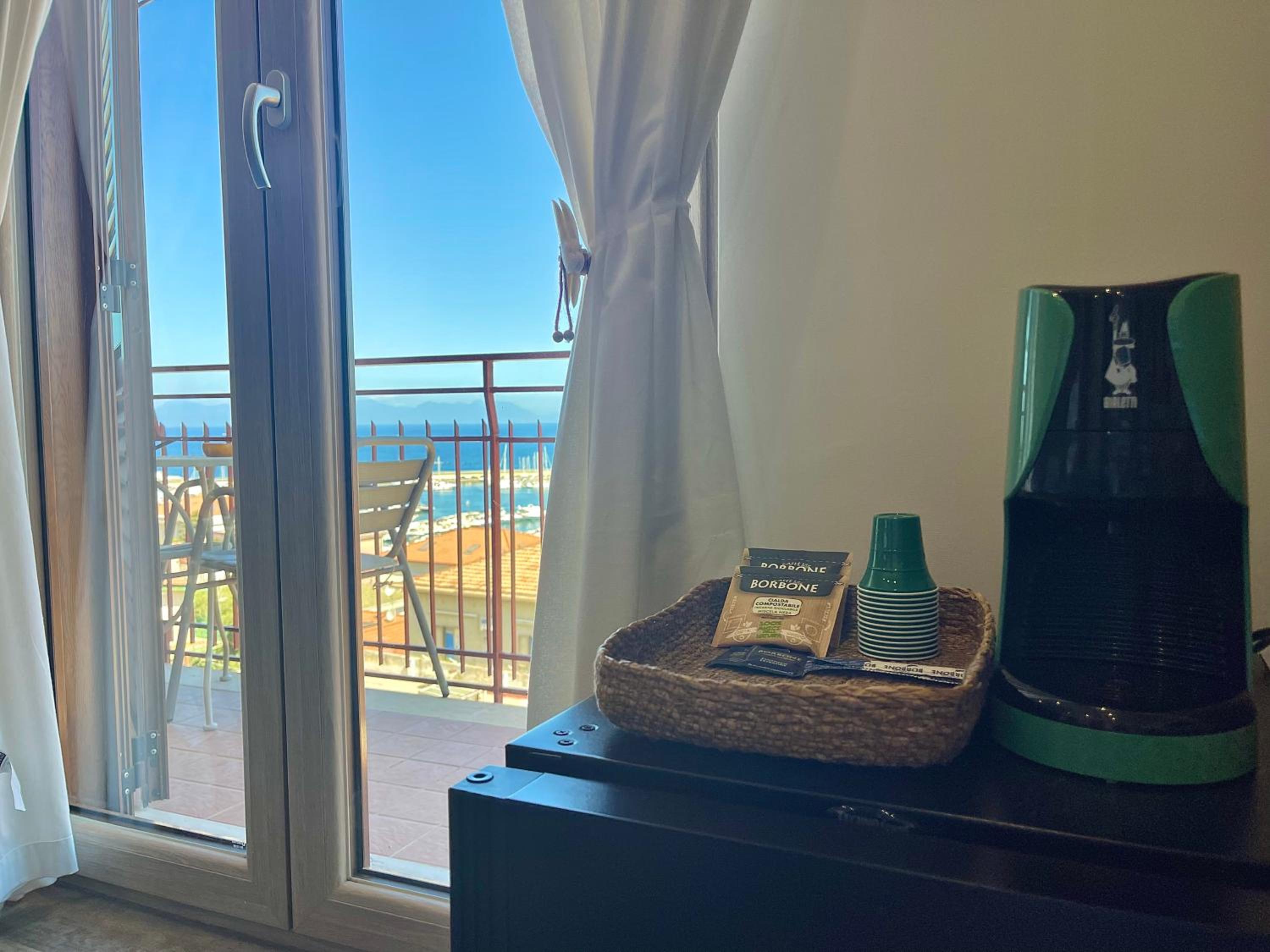 Deluxe Double Room with Balcony and Sea View - Photo 22