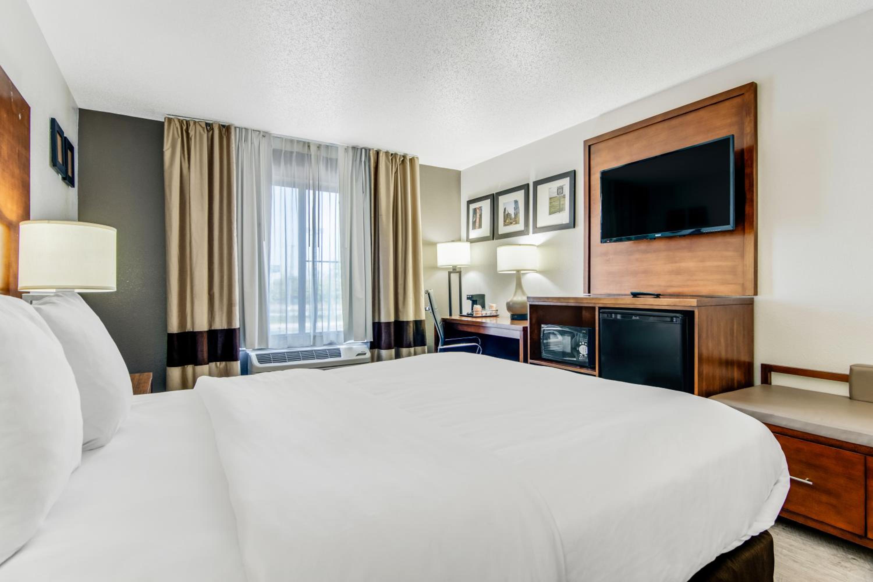 Queen Suite with Roll-In Shower - Accessible/Non-Smoking - Photo 4