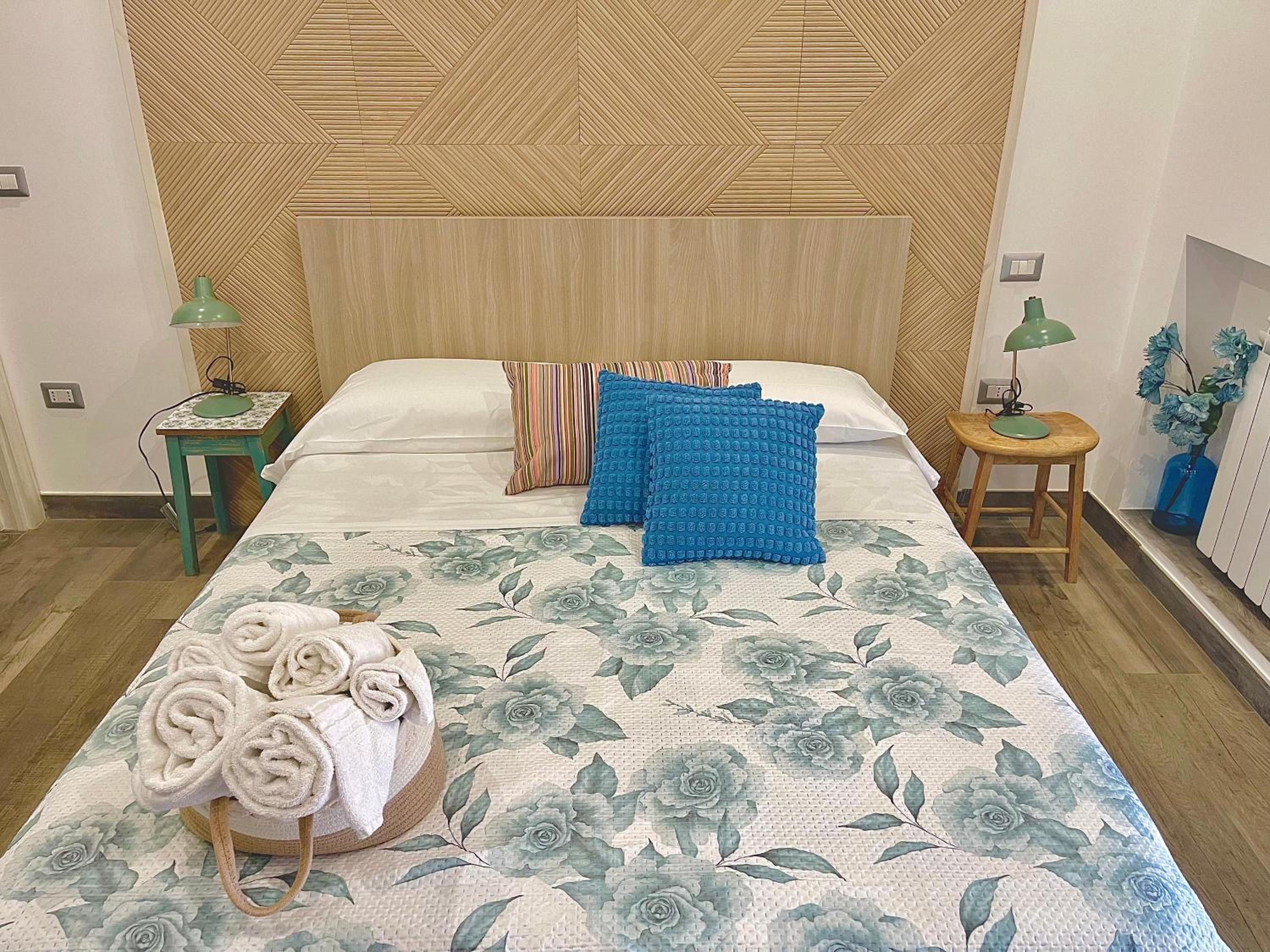 Deluxe Double Room with Balcony and Sea View - Photo 10