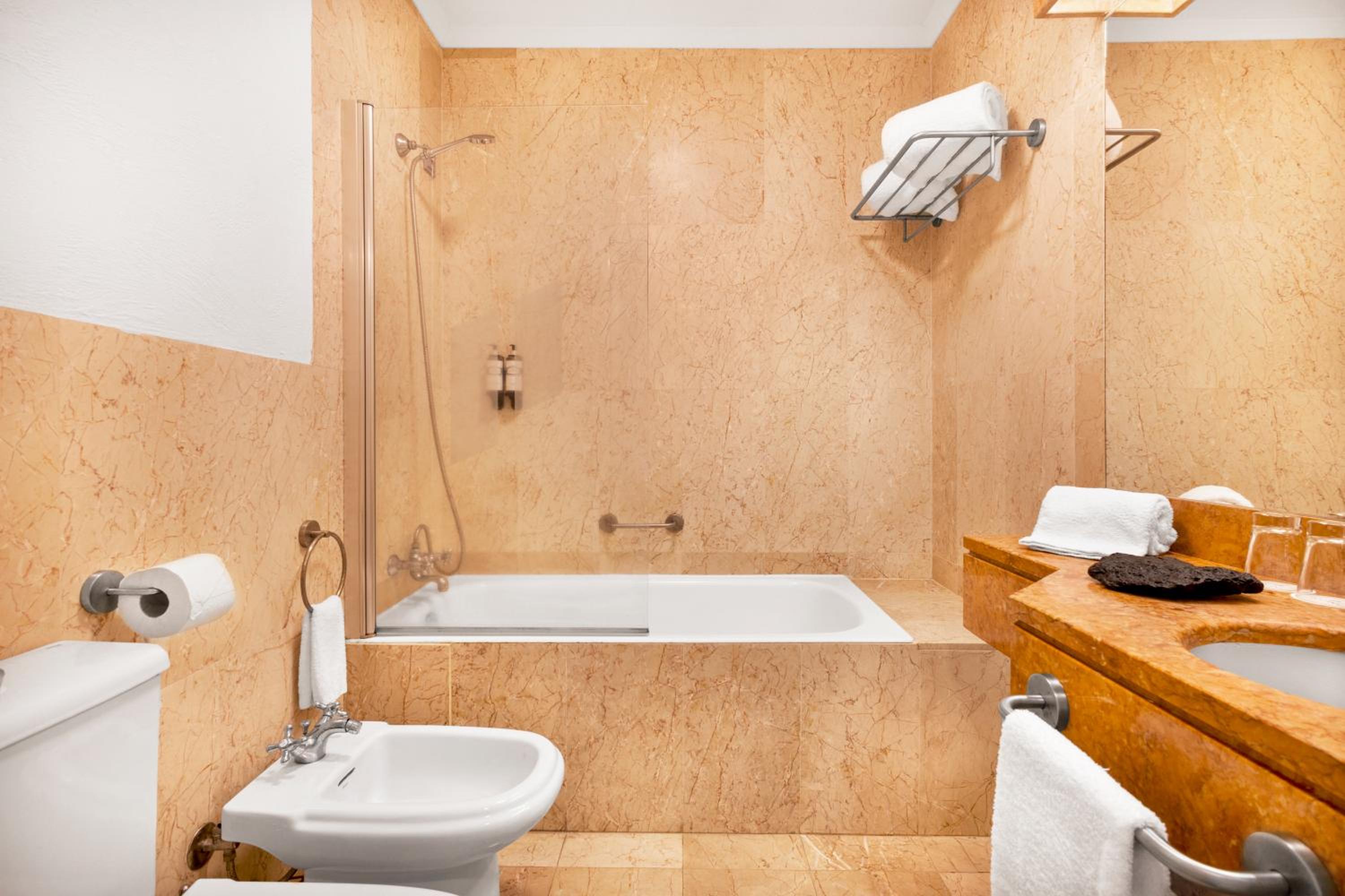 Double or Twin Room with City View - Photo 3