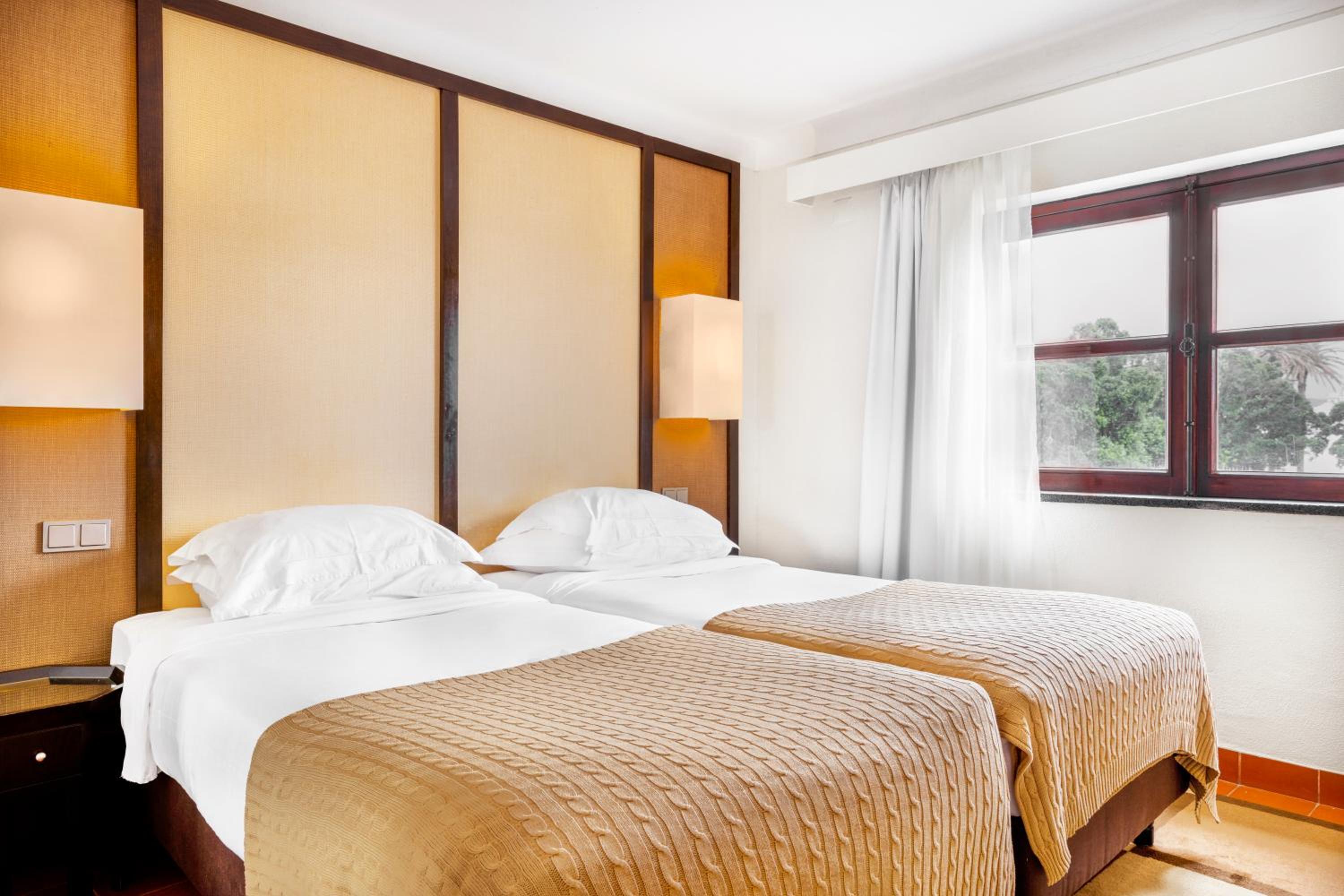 Double or Twin Room with City View - Photo 5