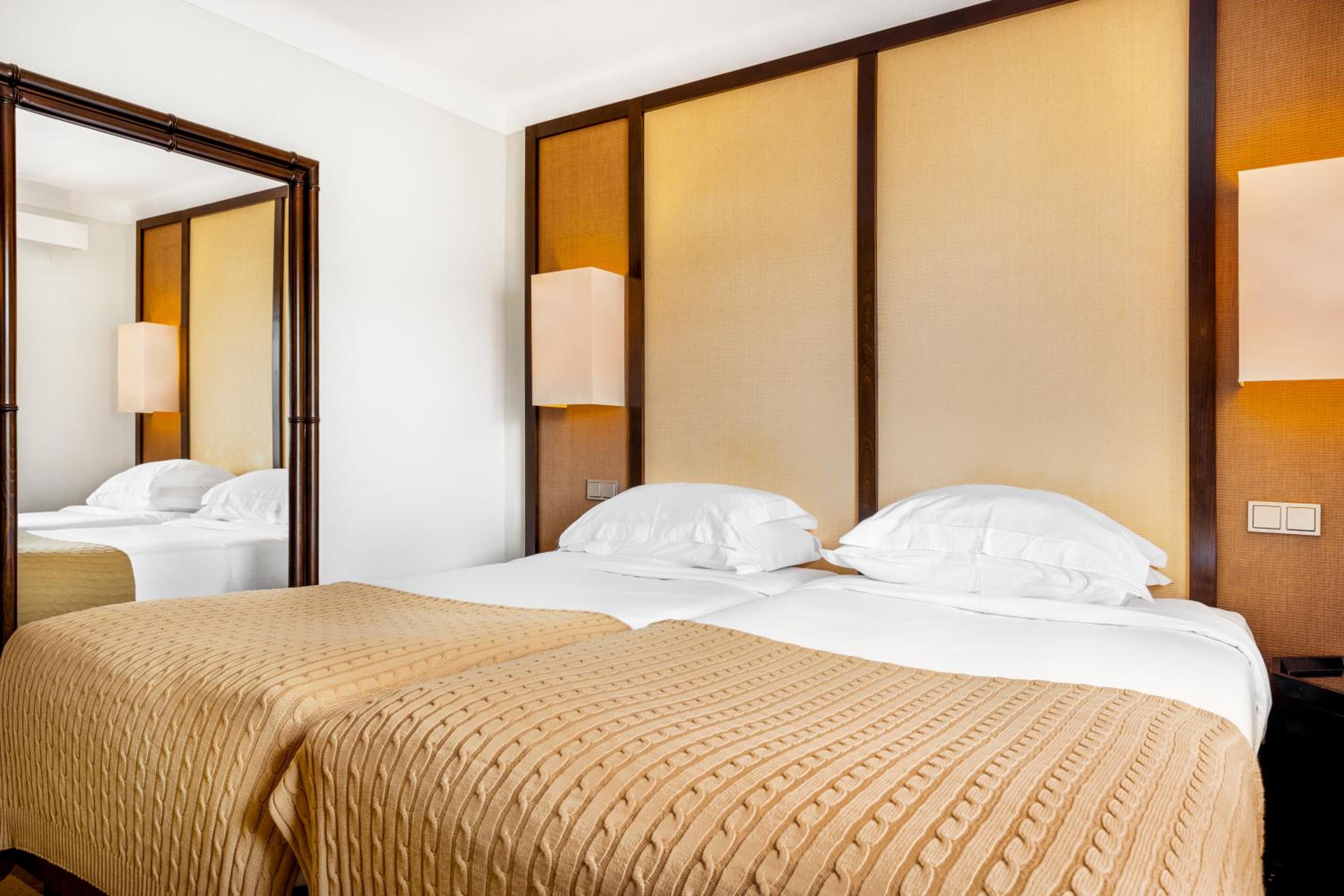 Double or Twin Room with City View - Photo 4