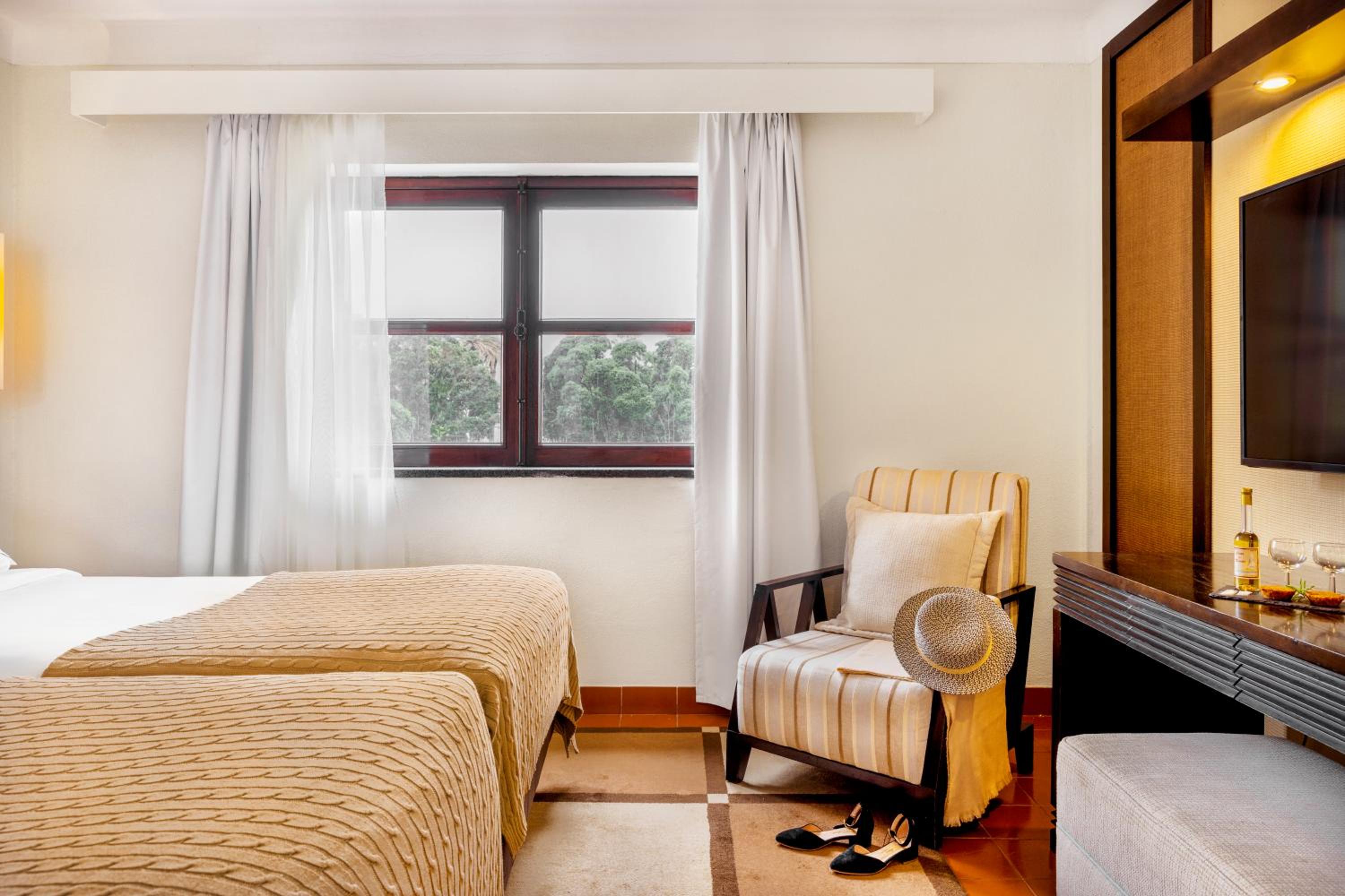 Double or Twin Room with City View - Photo 1