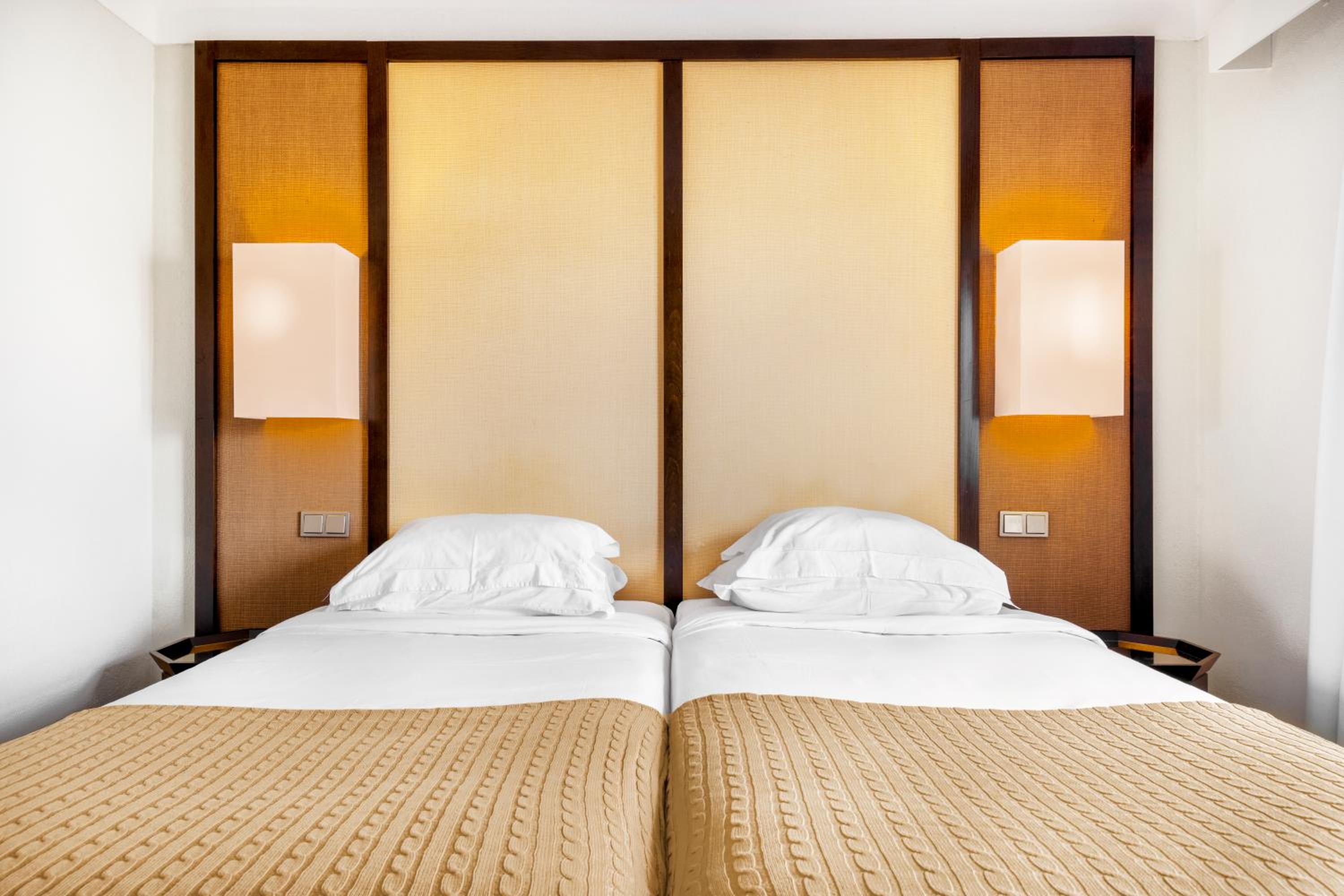 Double or Twin Room with City View - Photo 2