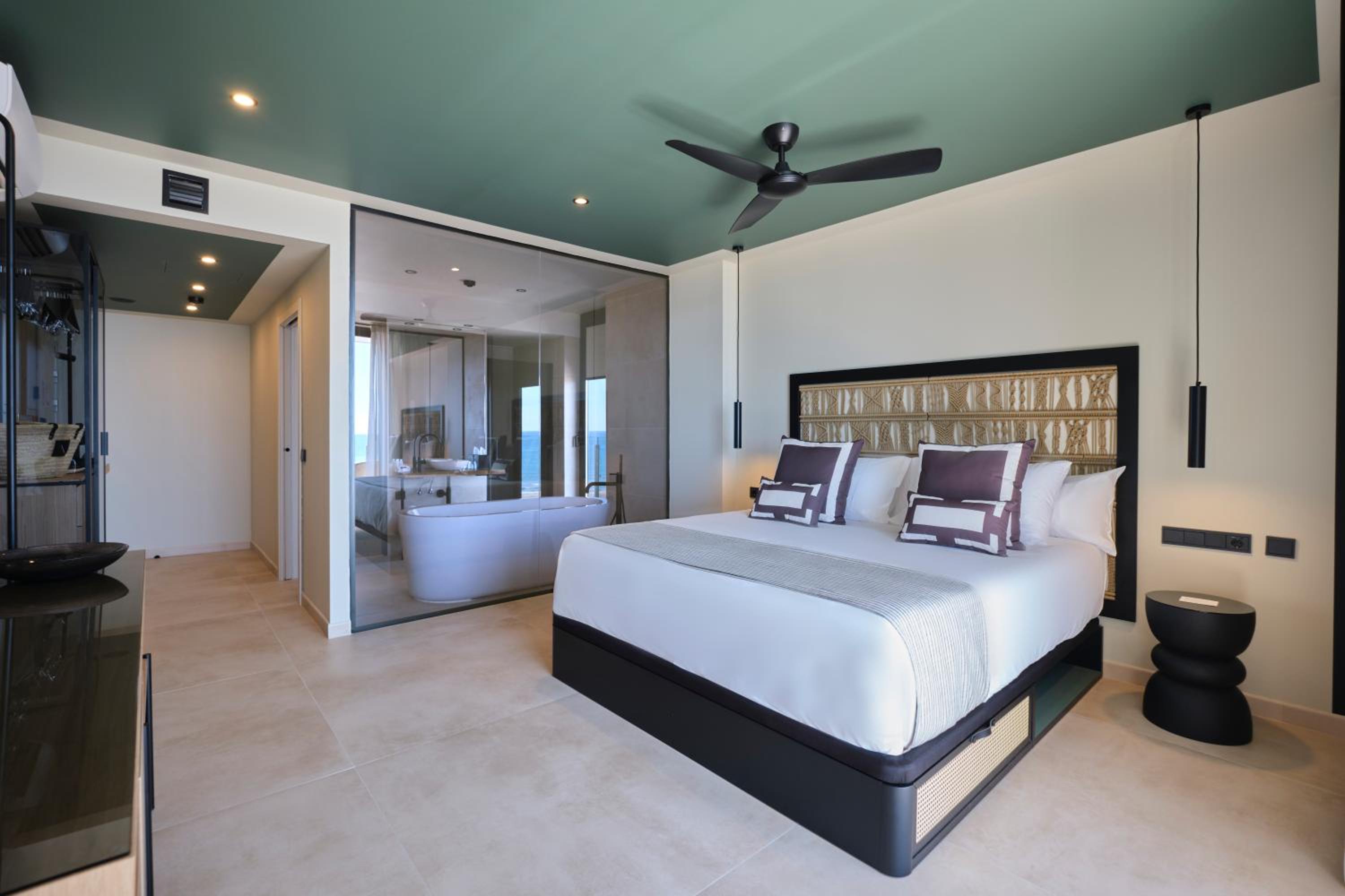 Habitación triple con vista al mar.