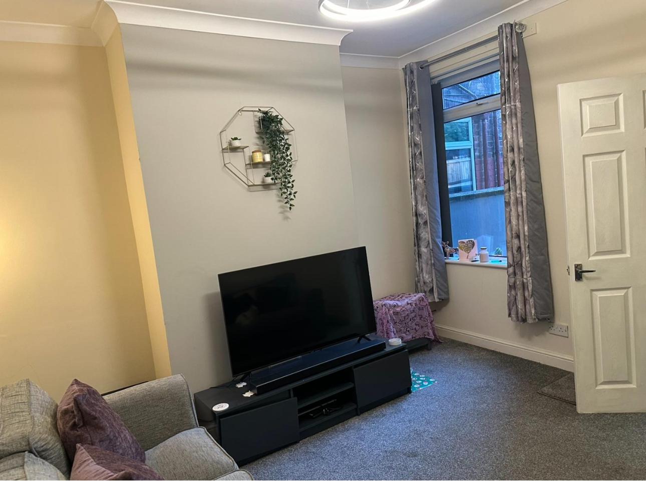 One-Bedroom House photo 1