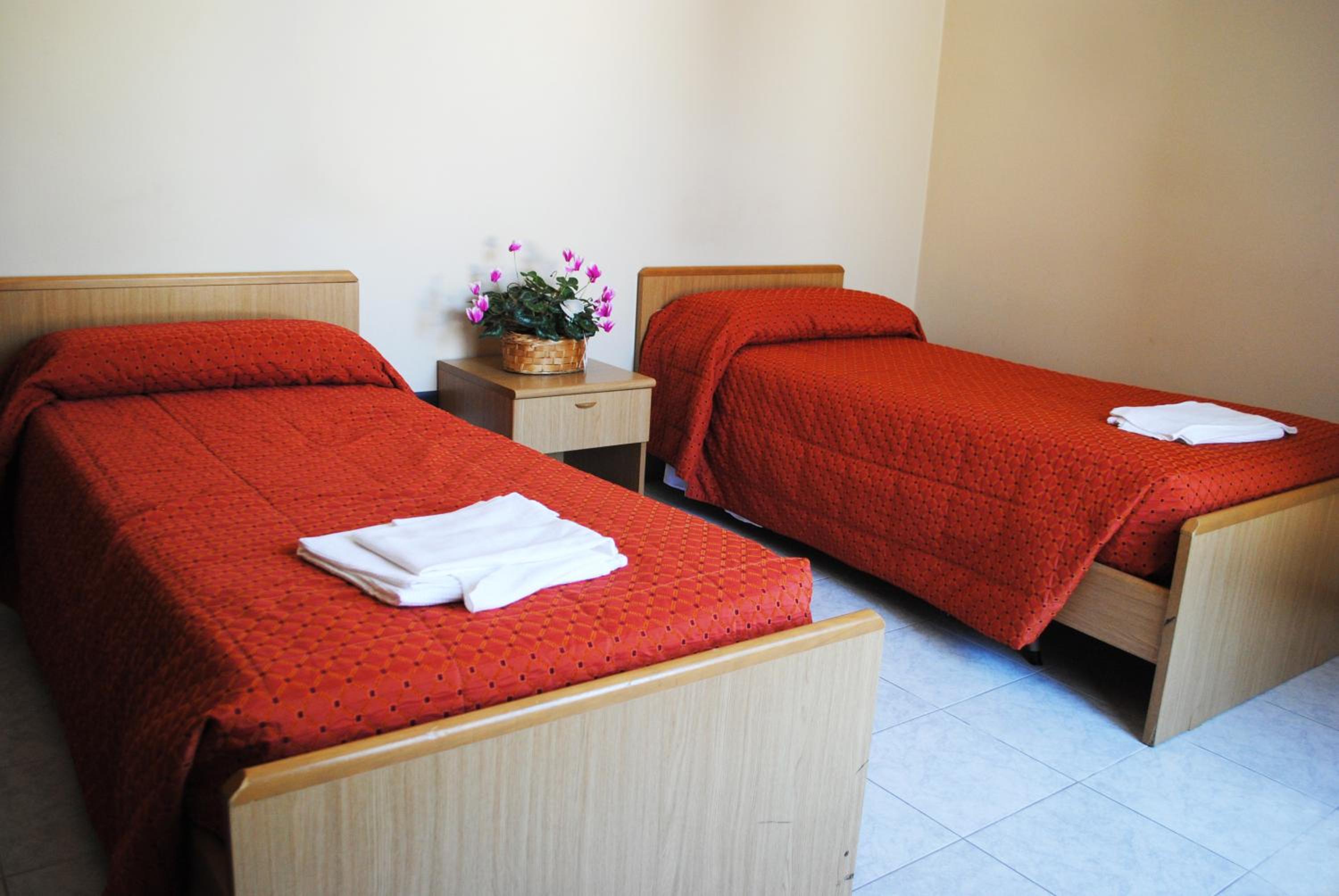 Twin Room with Private Bathroom photo 2