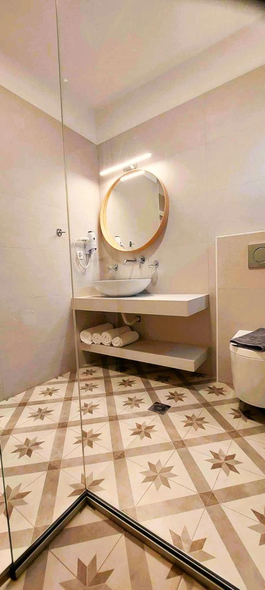 Deluxe Double Room with Balcony - Photo 16