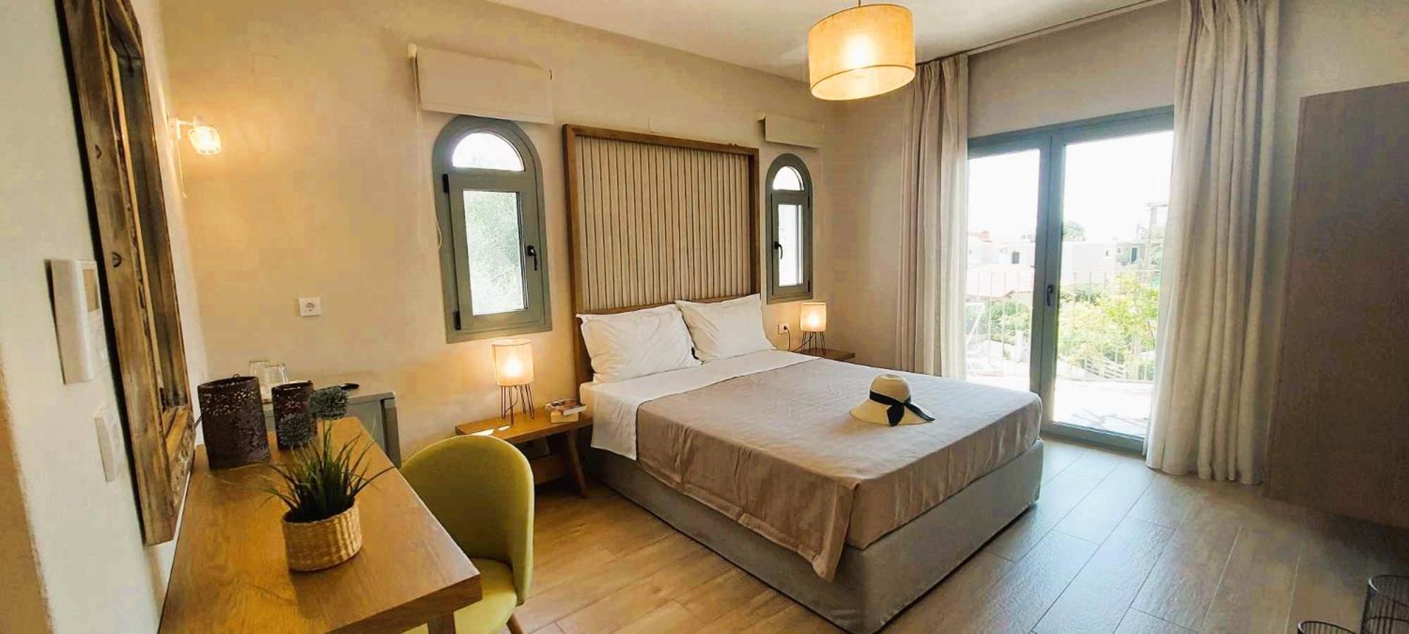 Deluxe Double Room with Balcony - Photo 12