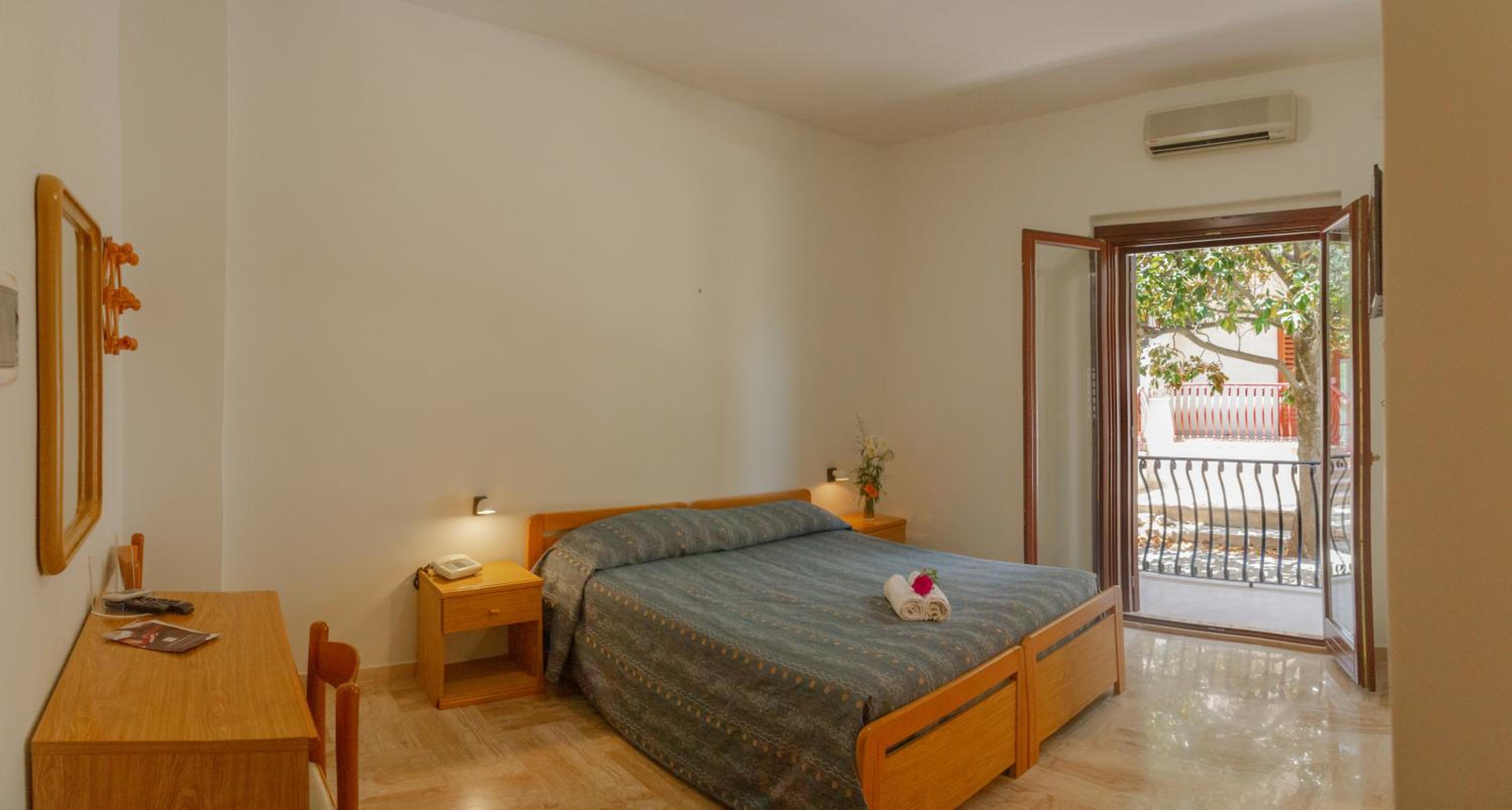 Standard Double Room - Photo 3
