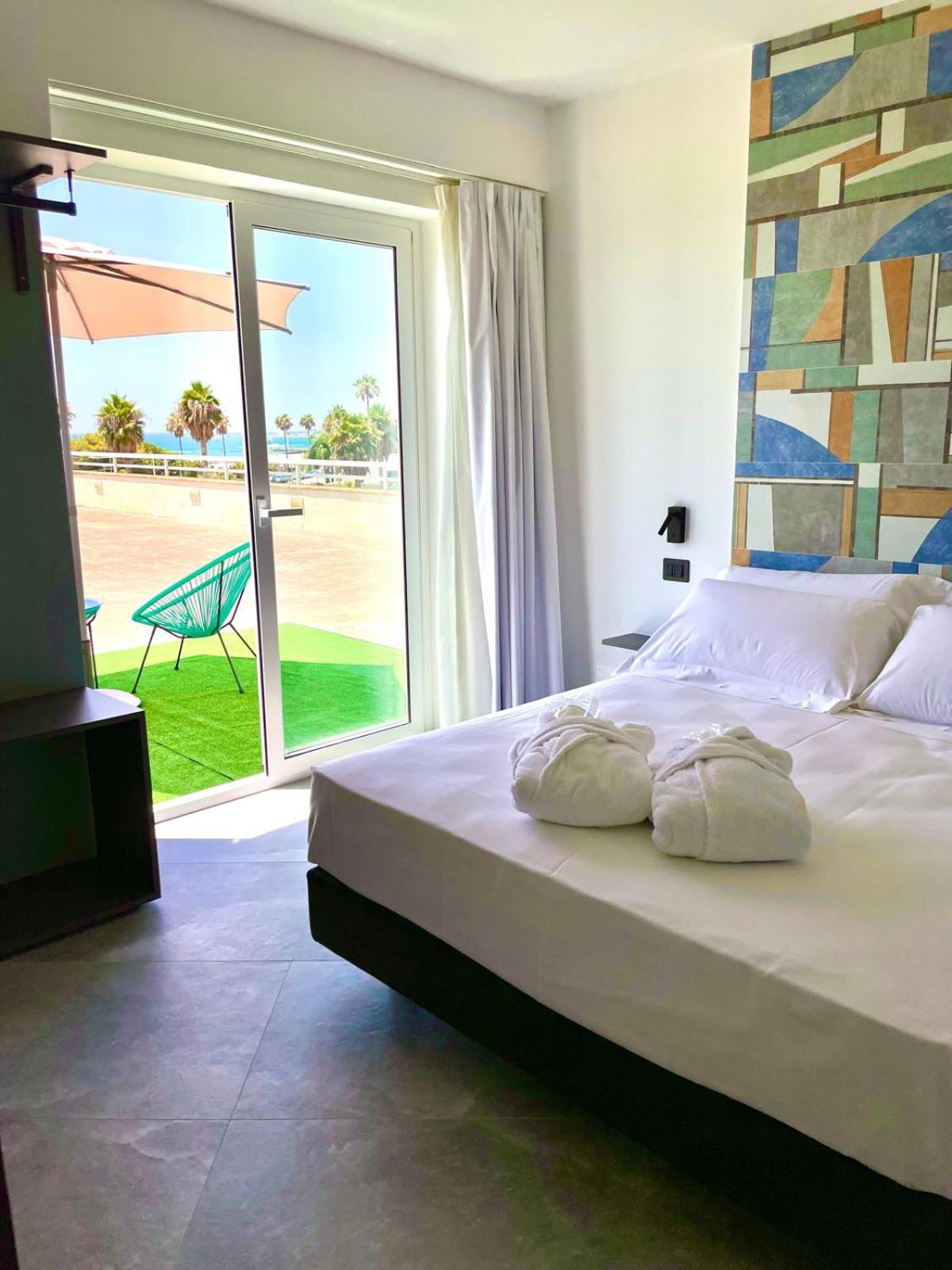 Deluxe Double Room with Sea View - Photo 3