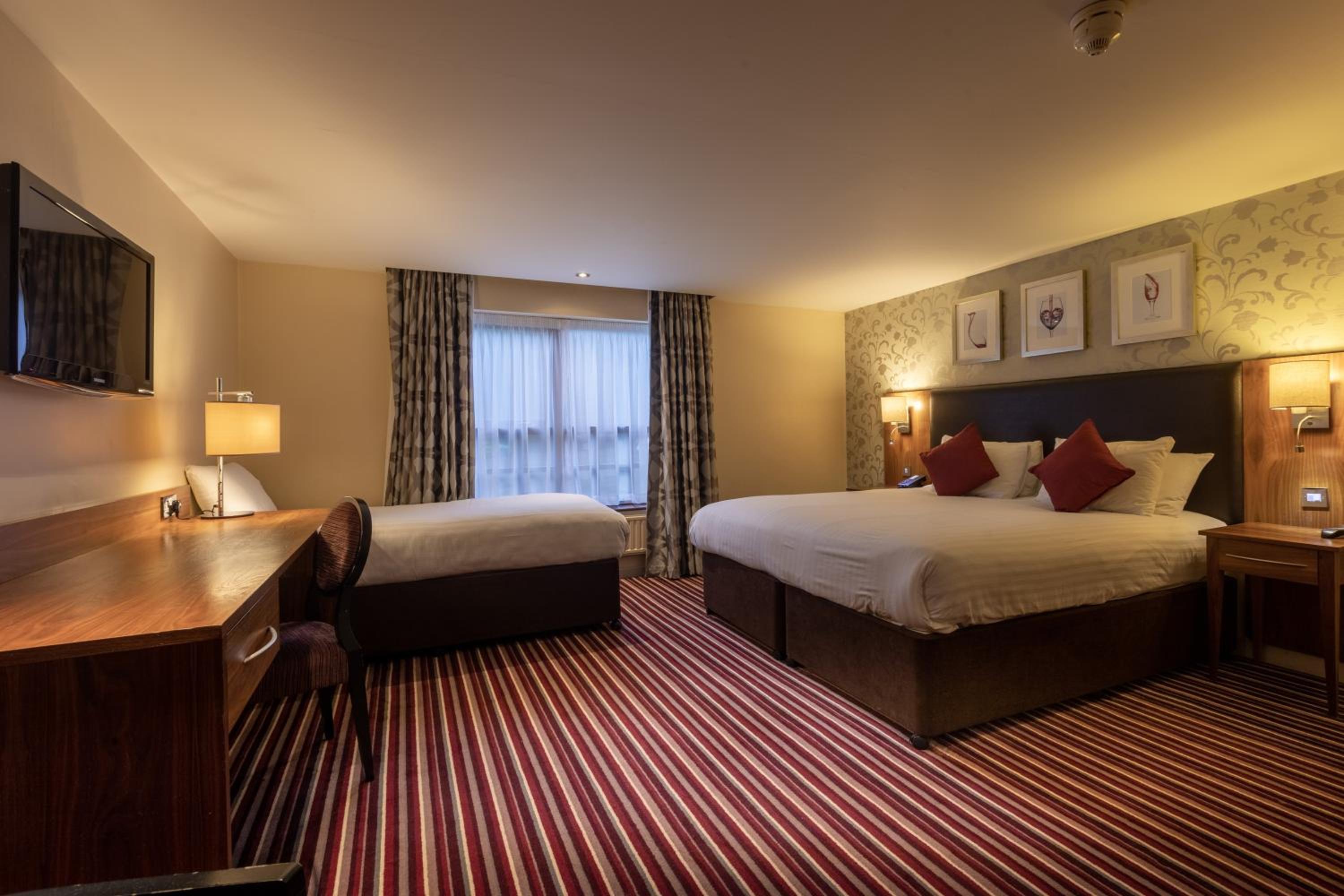 Family Room with Double and Single Beds - Photo 5