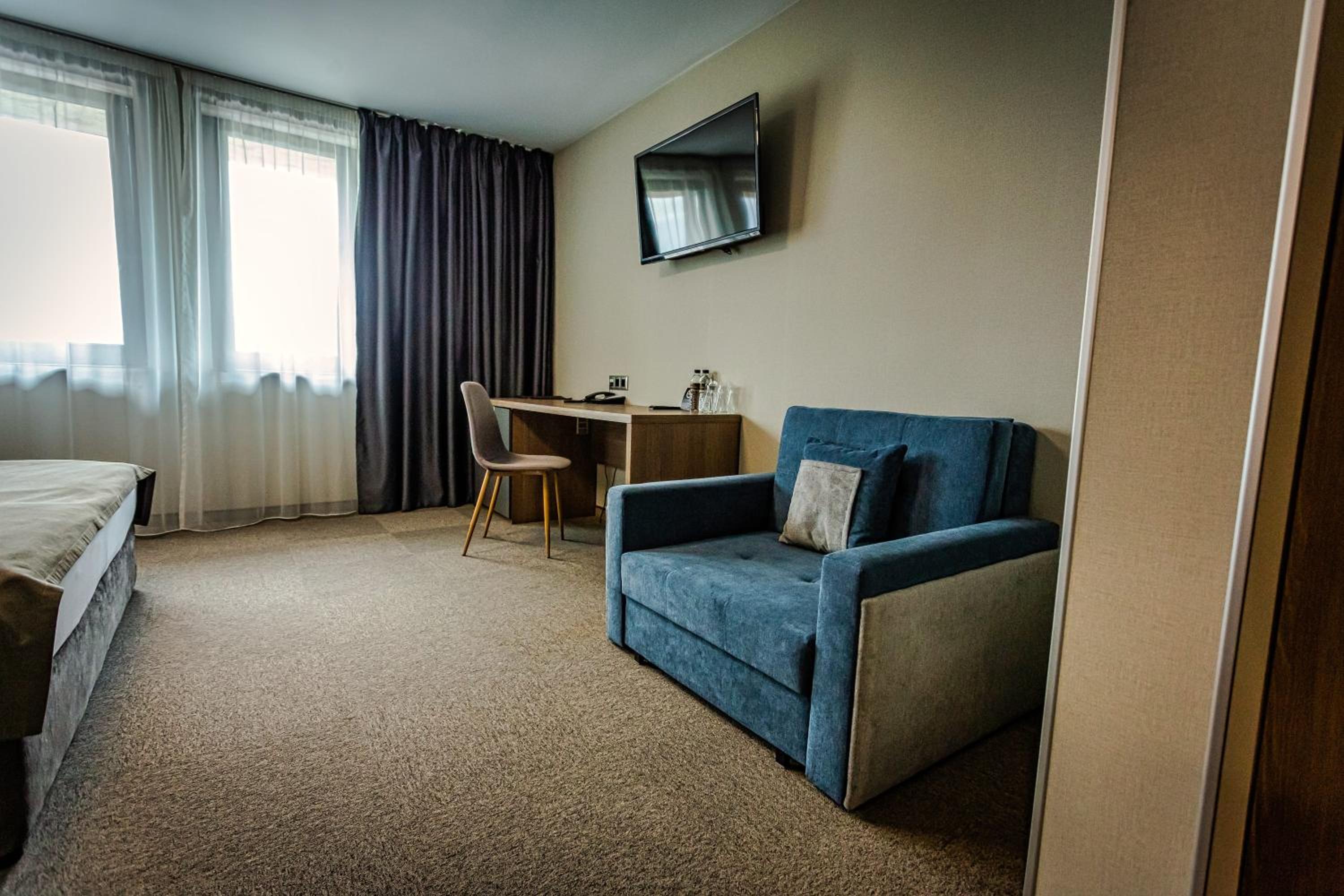 Deluxe Double Room (2 Adults + 1 Child) photo 2