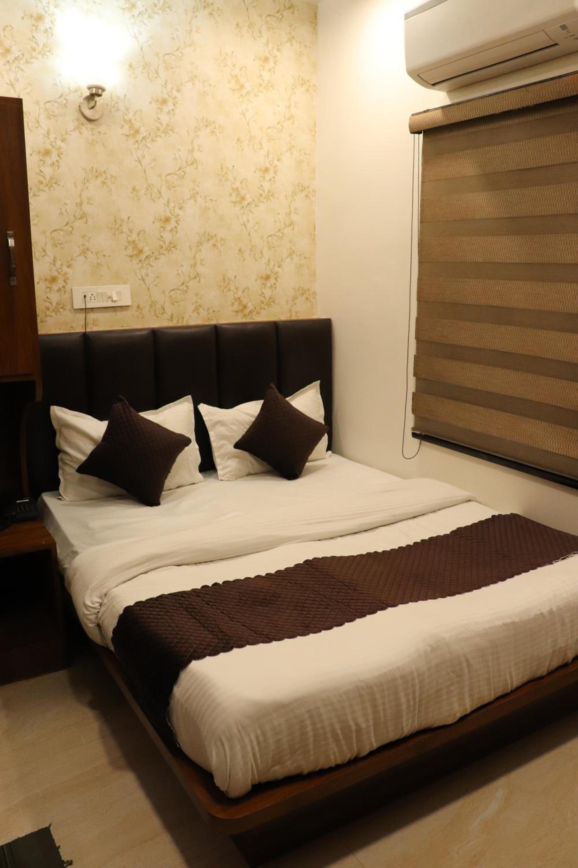 Small Single Room - Photo 3