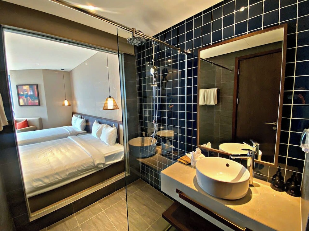 Deluxe Quadruple Room, Pool View photo 3