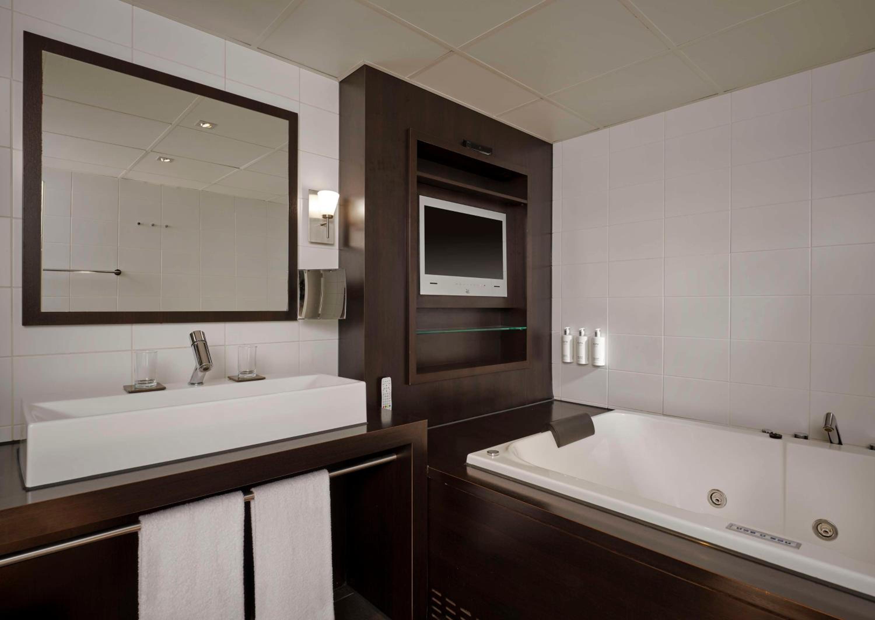 Business Suite (3 Adults) - Photo 7