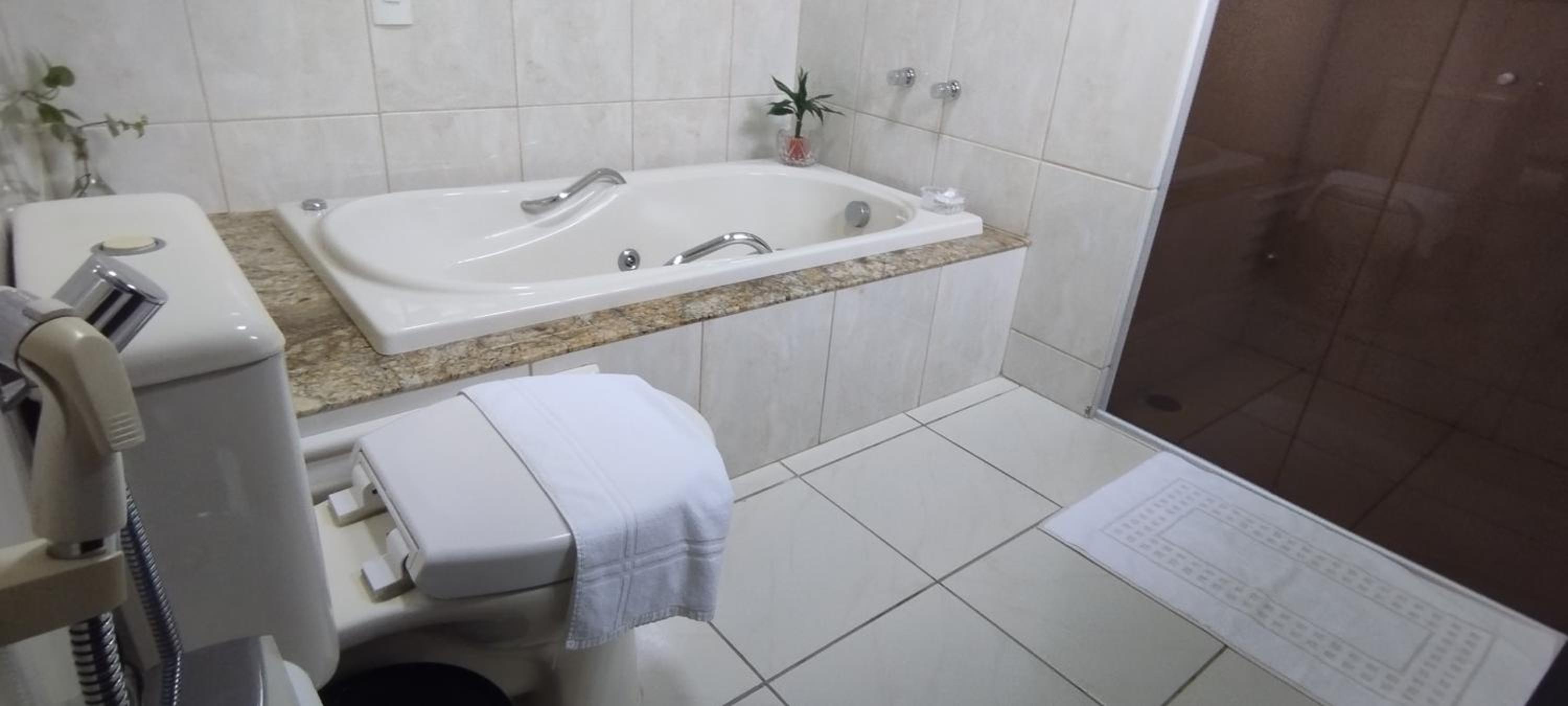 King Suite with Spa Bath - Photo 17