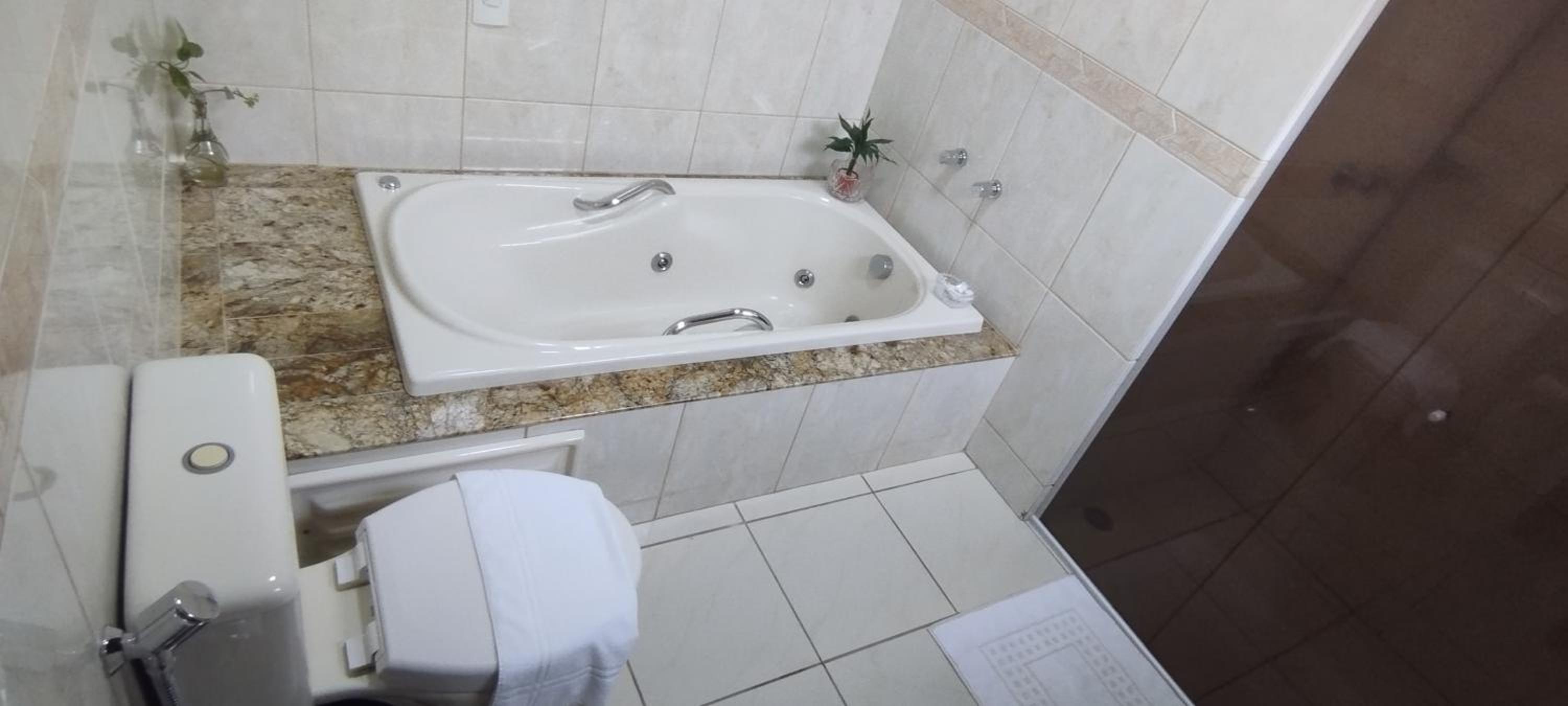 King Suite with Spa Bath - Photo 18