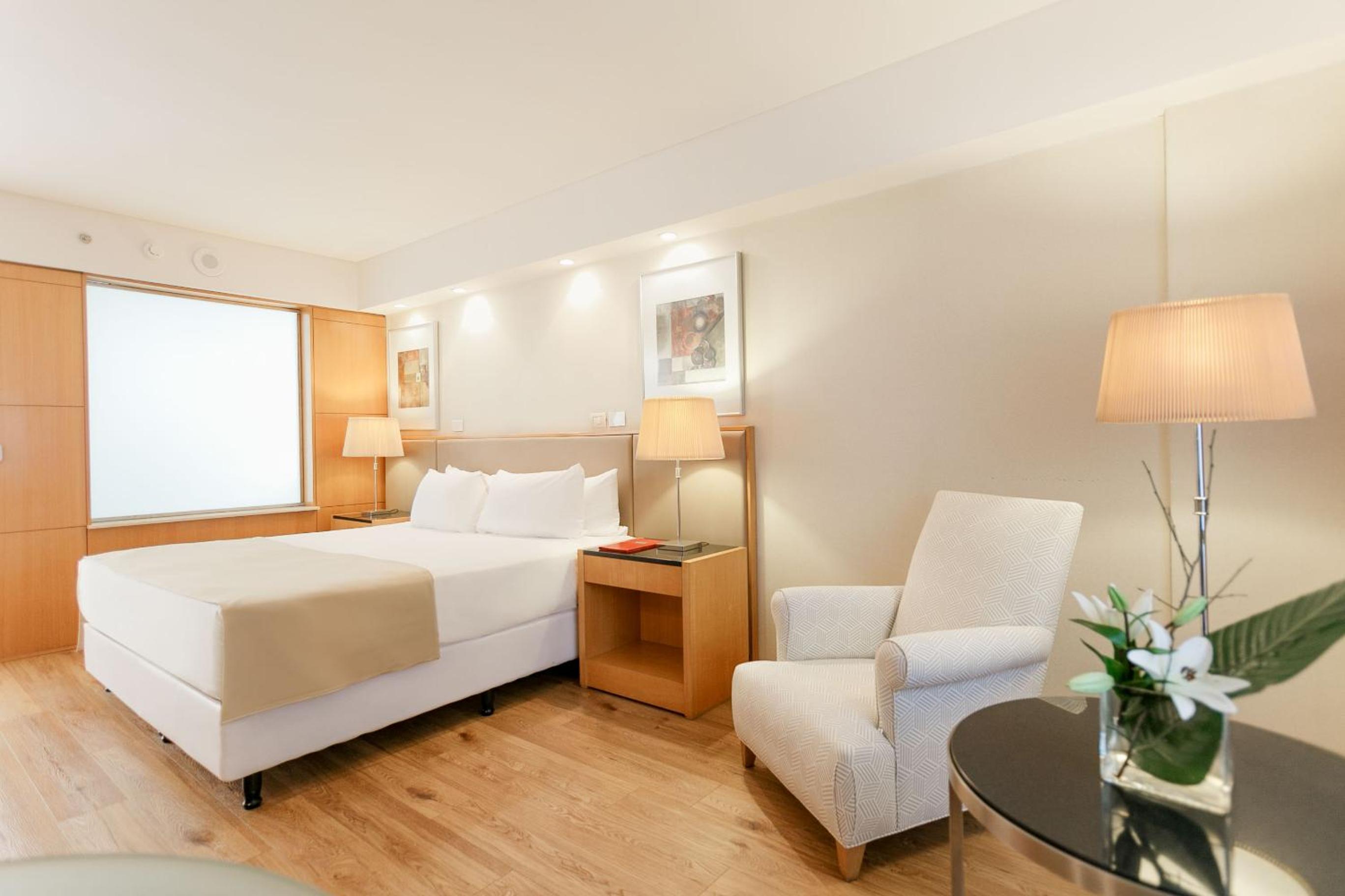 Deluxe King Room with Street View