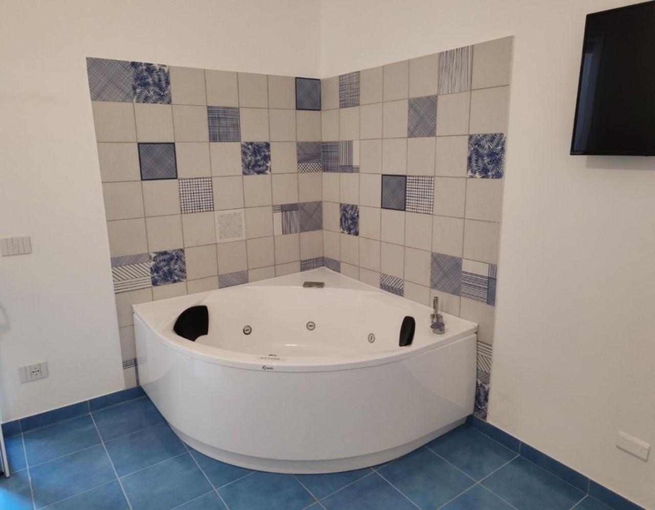 Suite with Spa Bath (no Sea View) photo 3