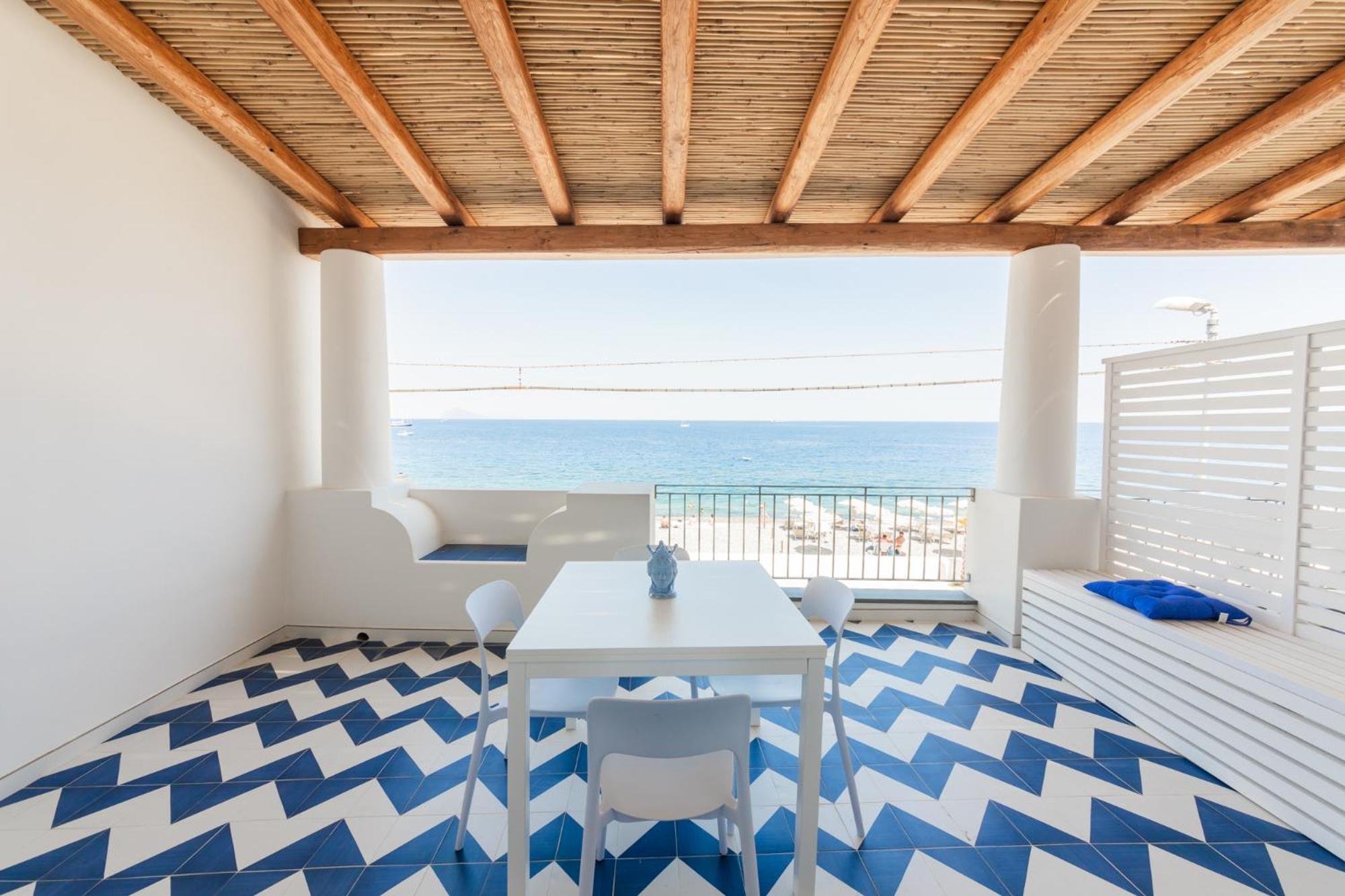 One-Bedroom Apartment with Sea View photo 2