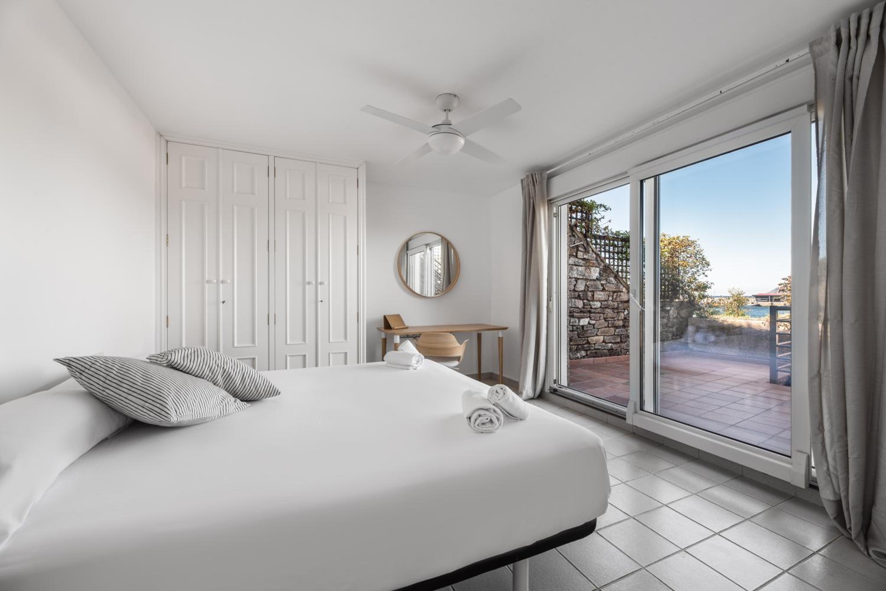 Apartamento de tres habitaciones con vista a la marina