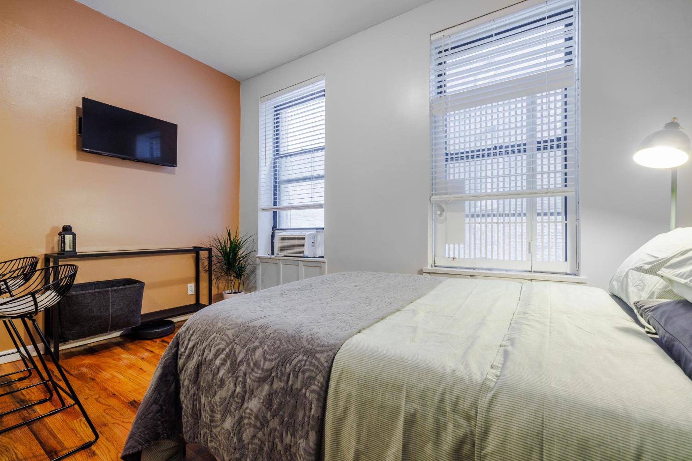 One-Bedroom Apartment photo 1