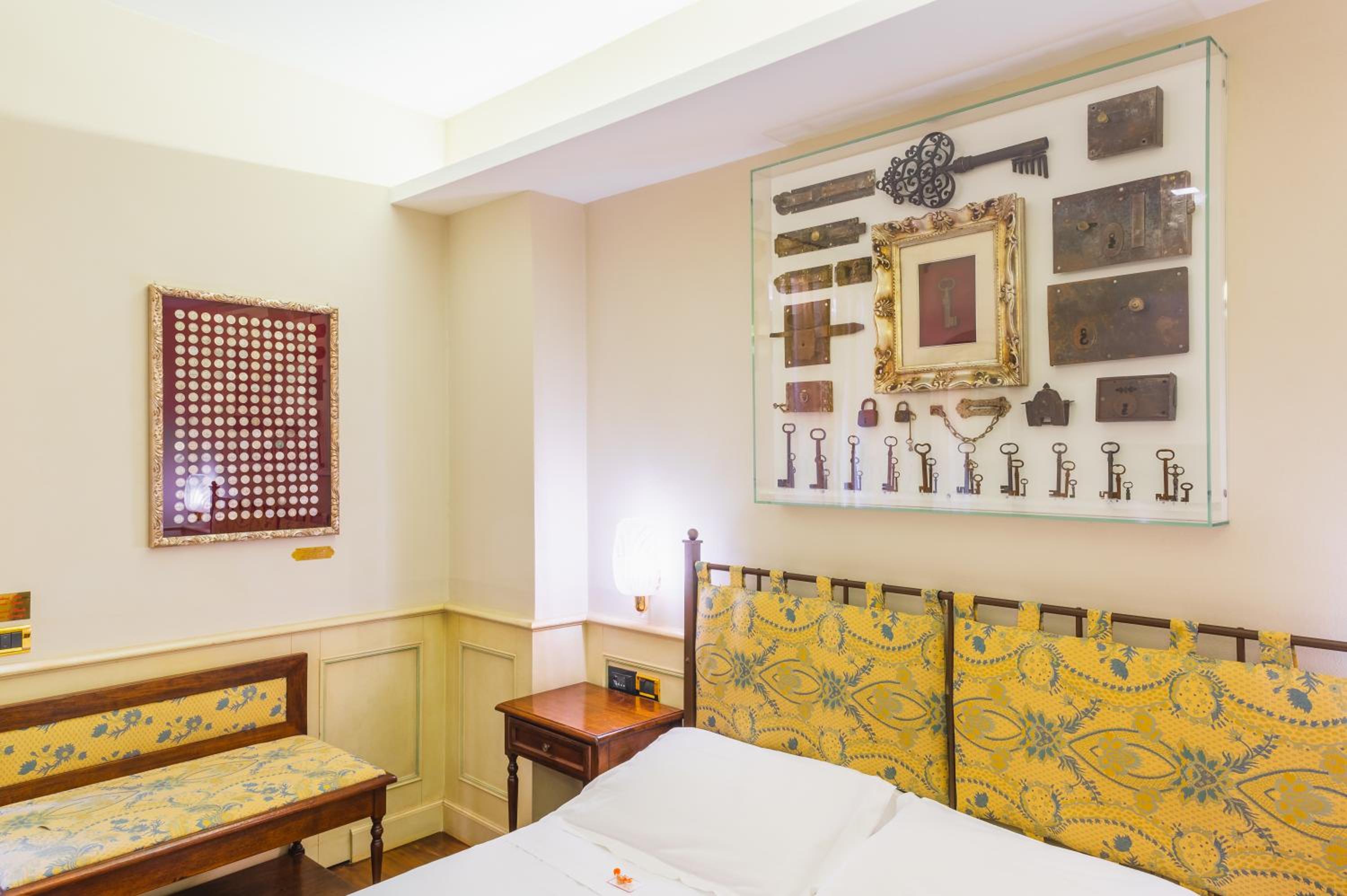 Standard Double Room - Photo 8