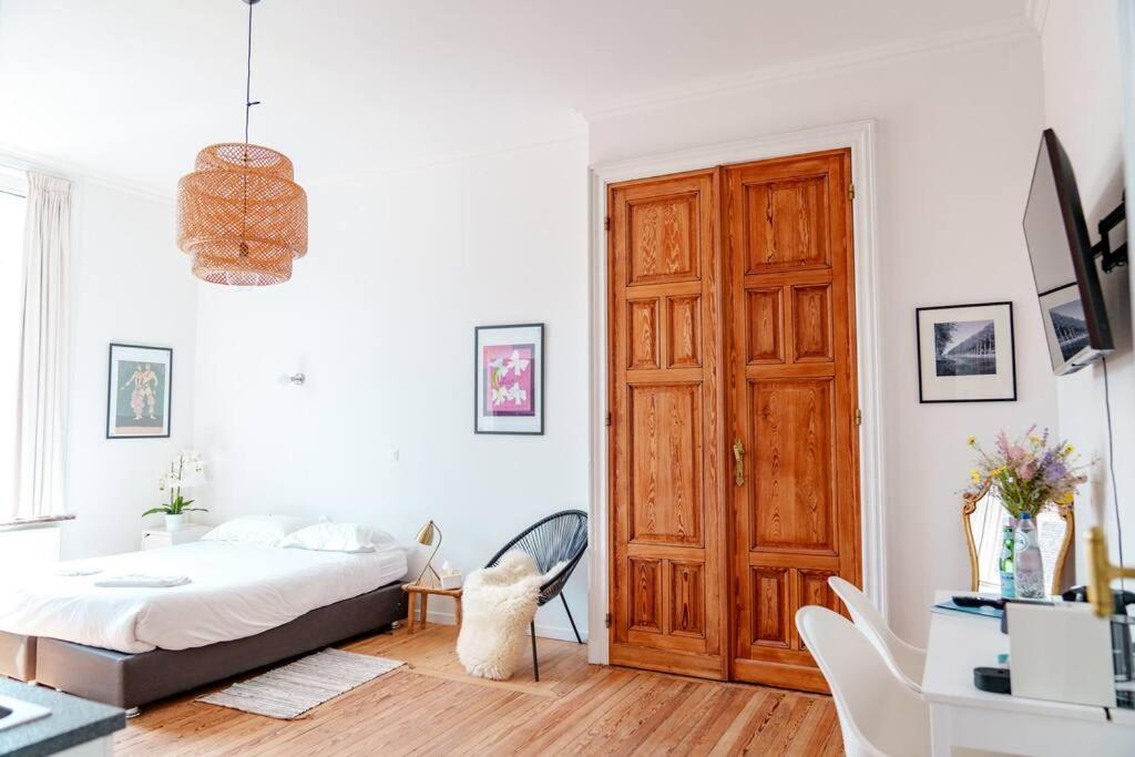 Studio Apartment - Photo 1