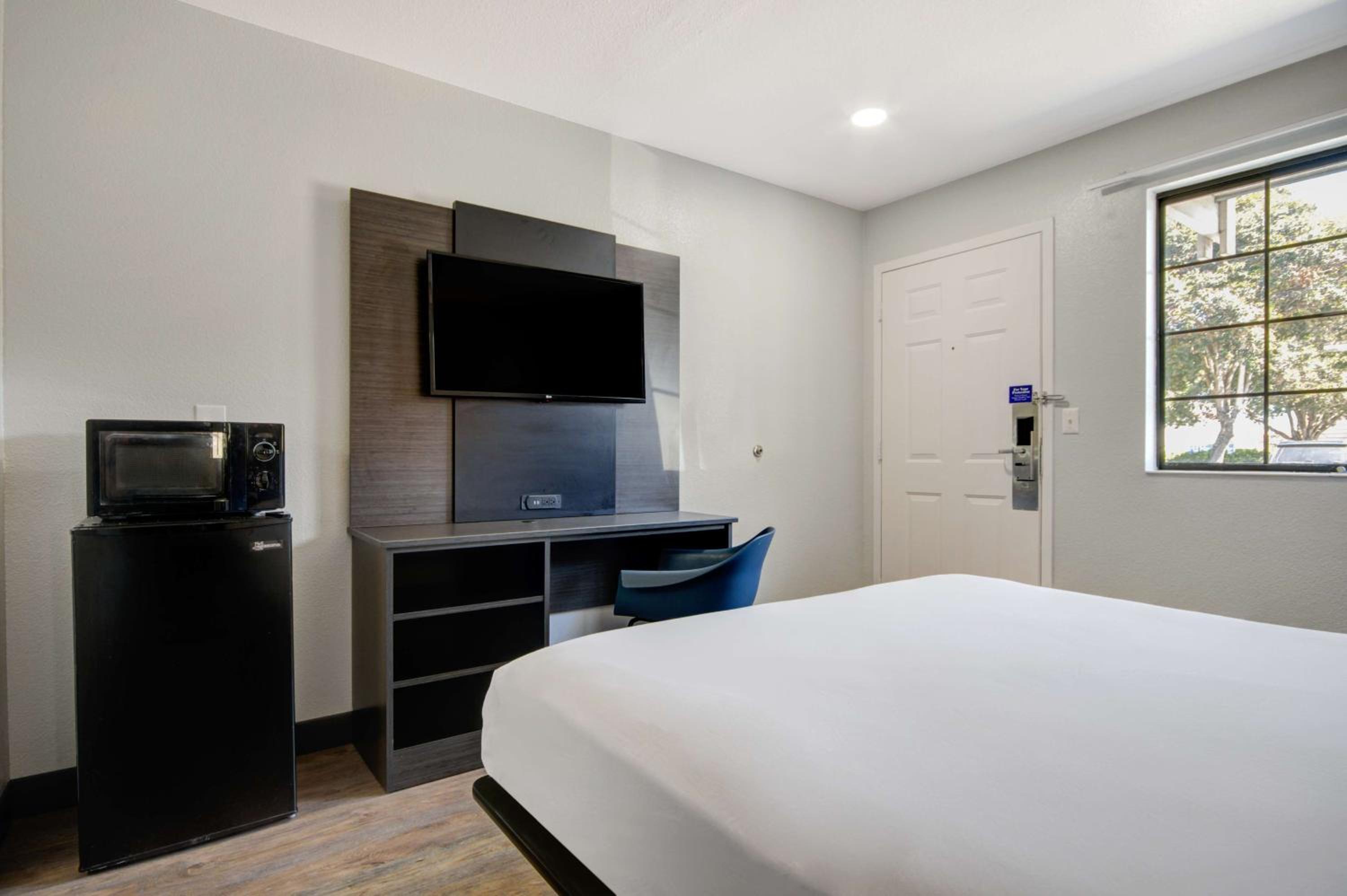 Queen Room - Disability Access - Roll in Shower