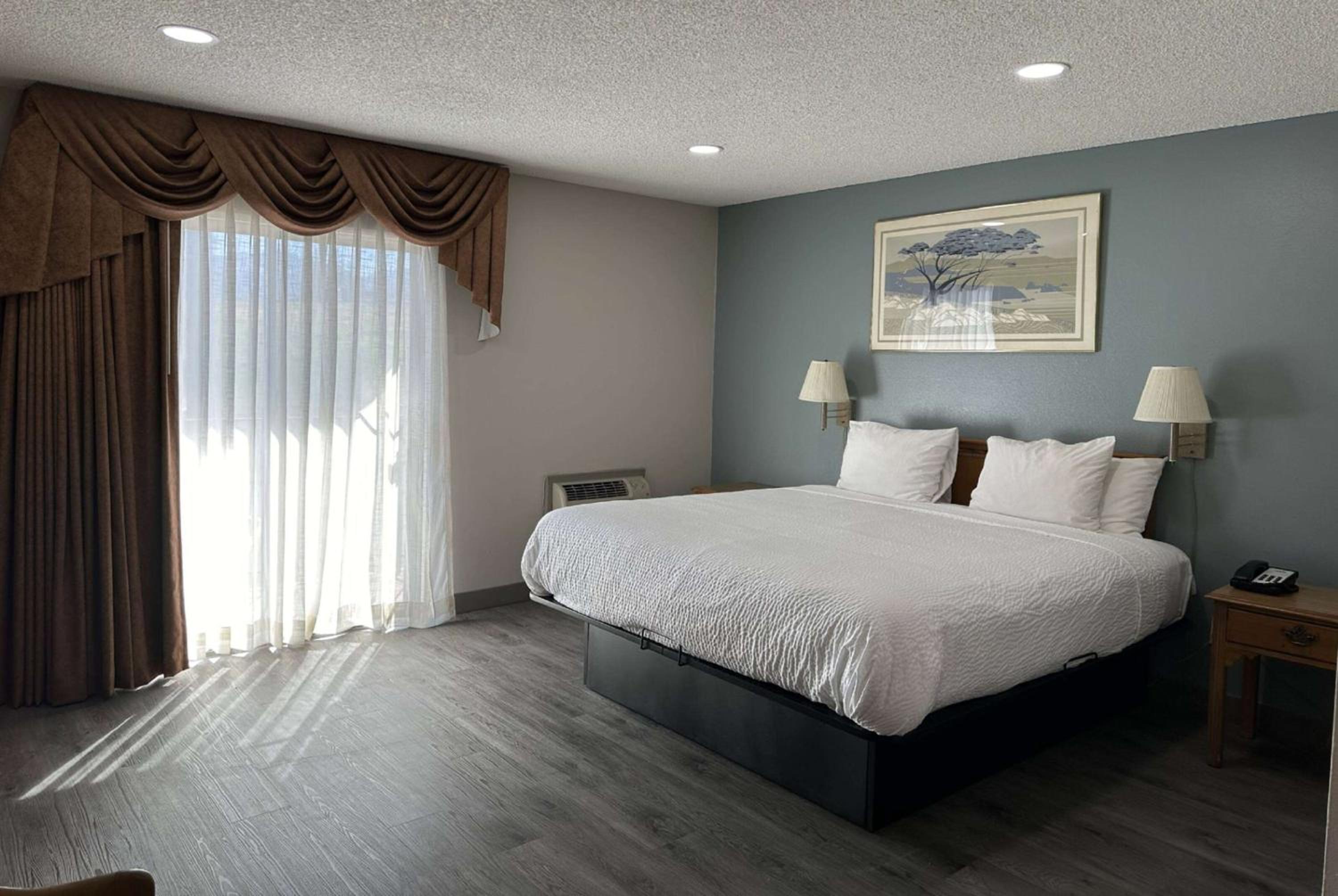 King Room - Non-Smoking - Photo 1