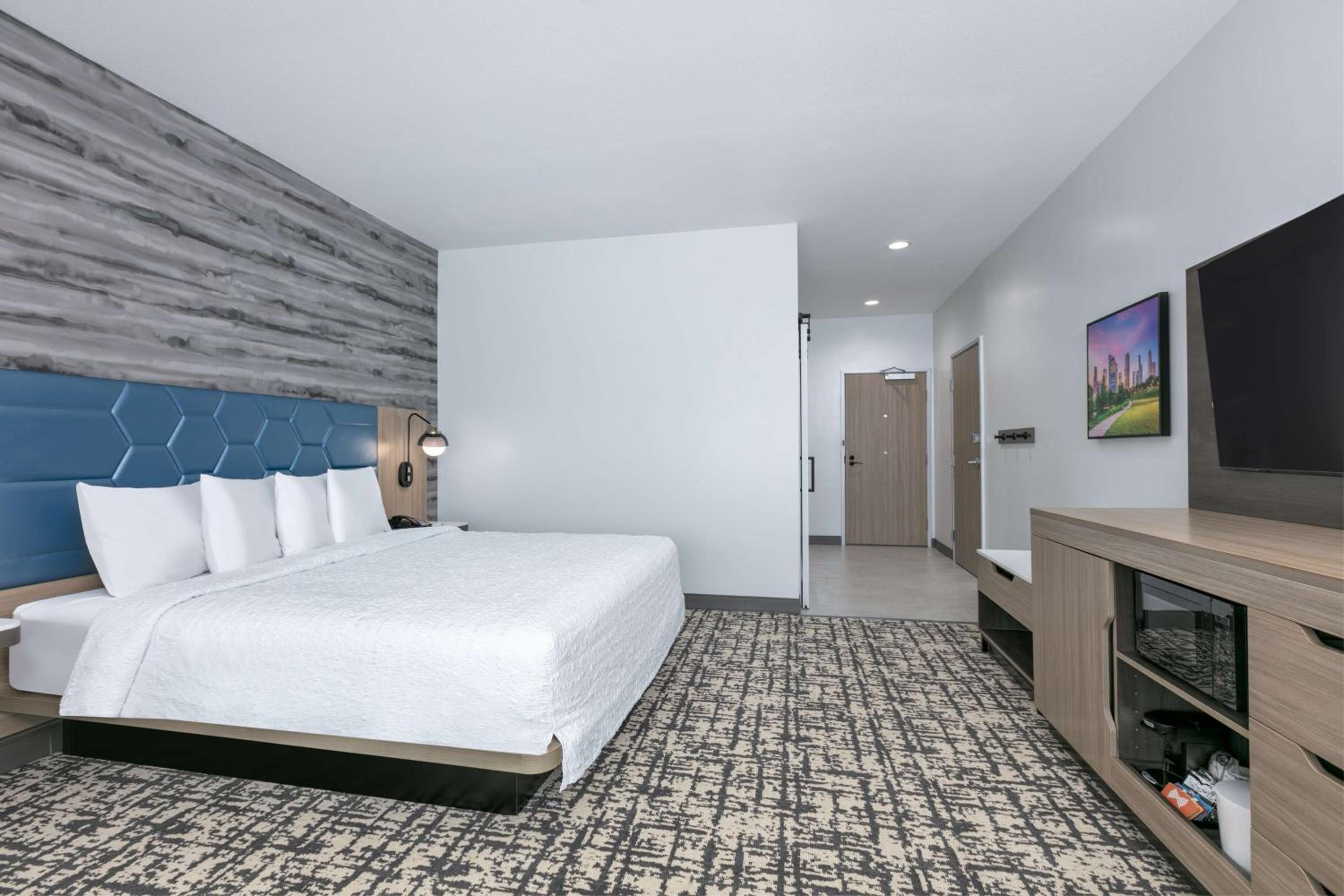 King Room with Roll-In Shower - Mobility/Hearing Accessible - Photo 1