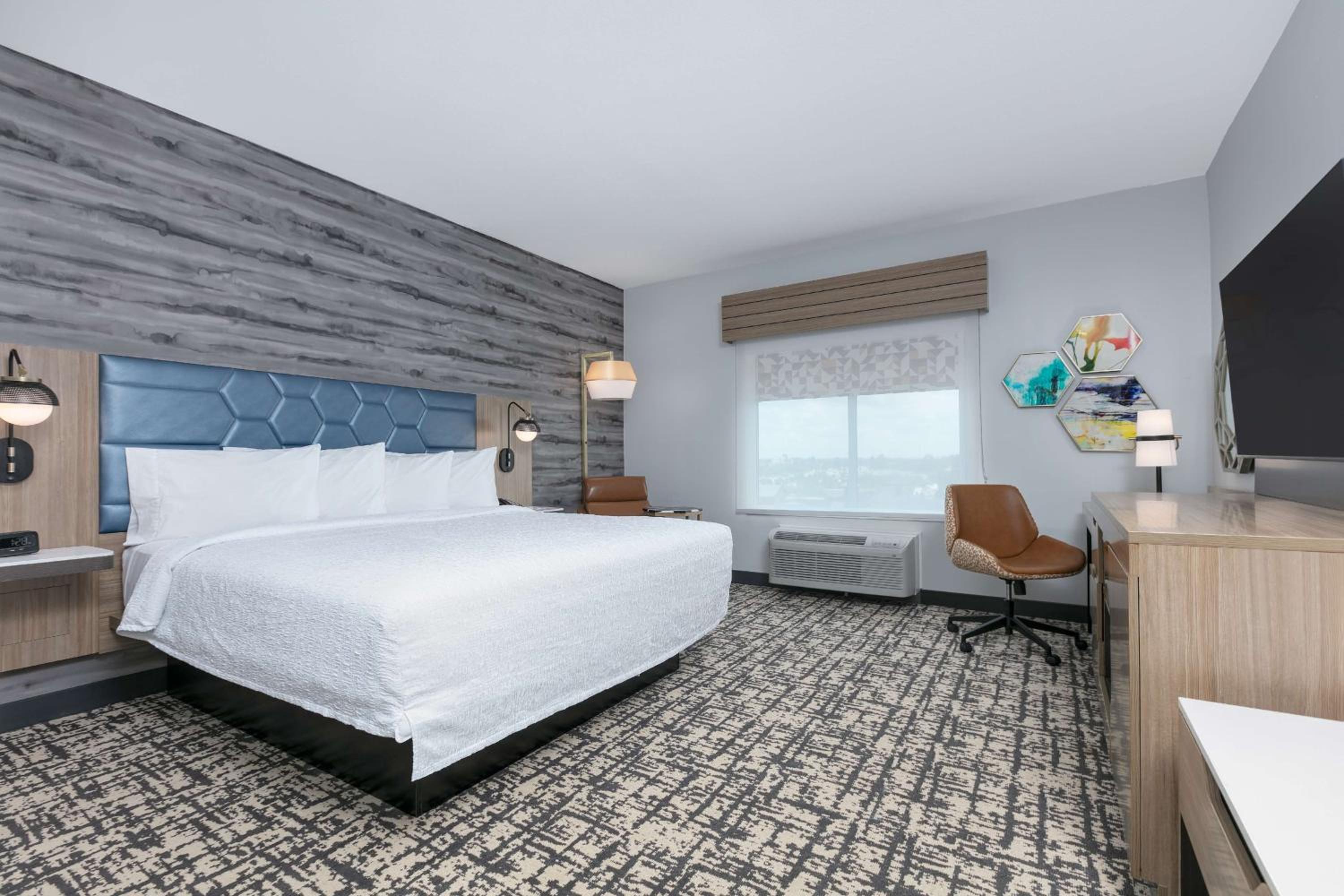 King Room with Sofa Bed - Non-Smoking - Photo 7