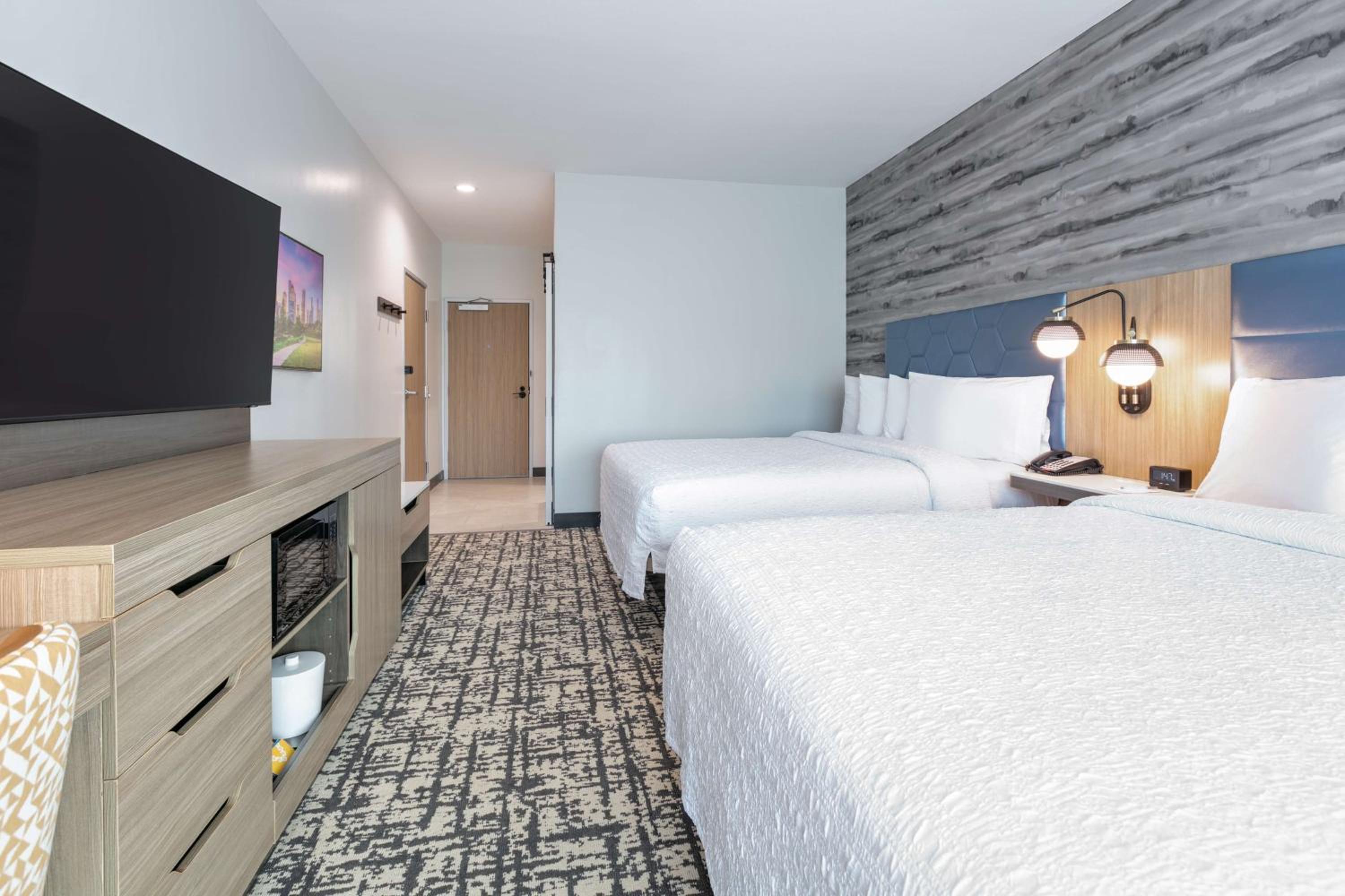 Queen Room with Two Queen Beds - Photo 2