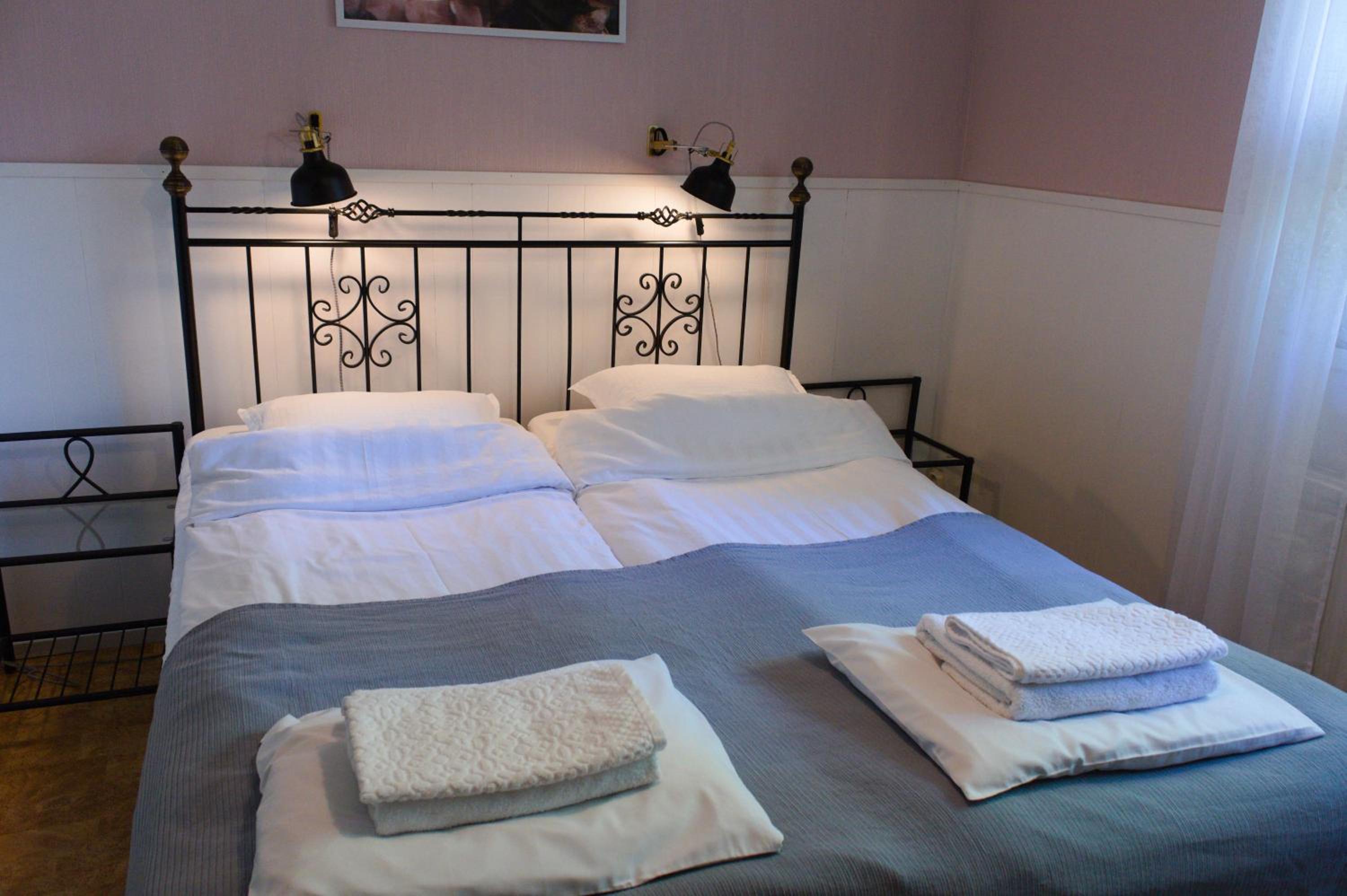 Twin Room with Shared Bathroom photo 2